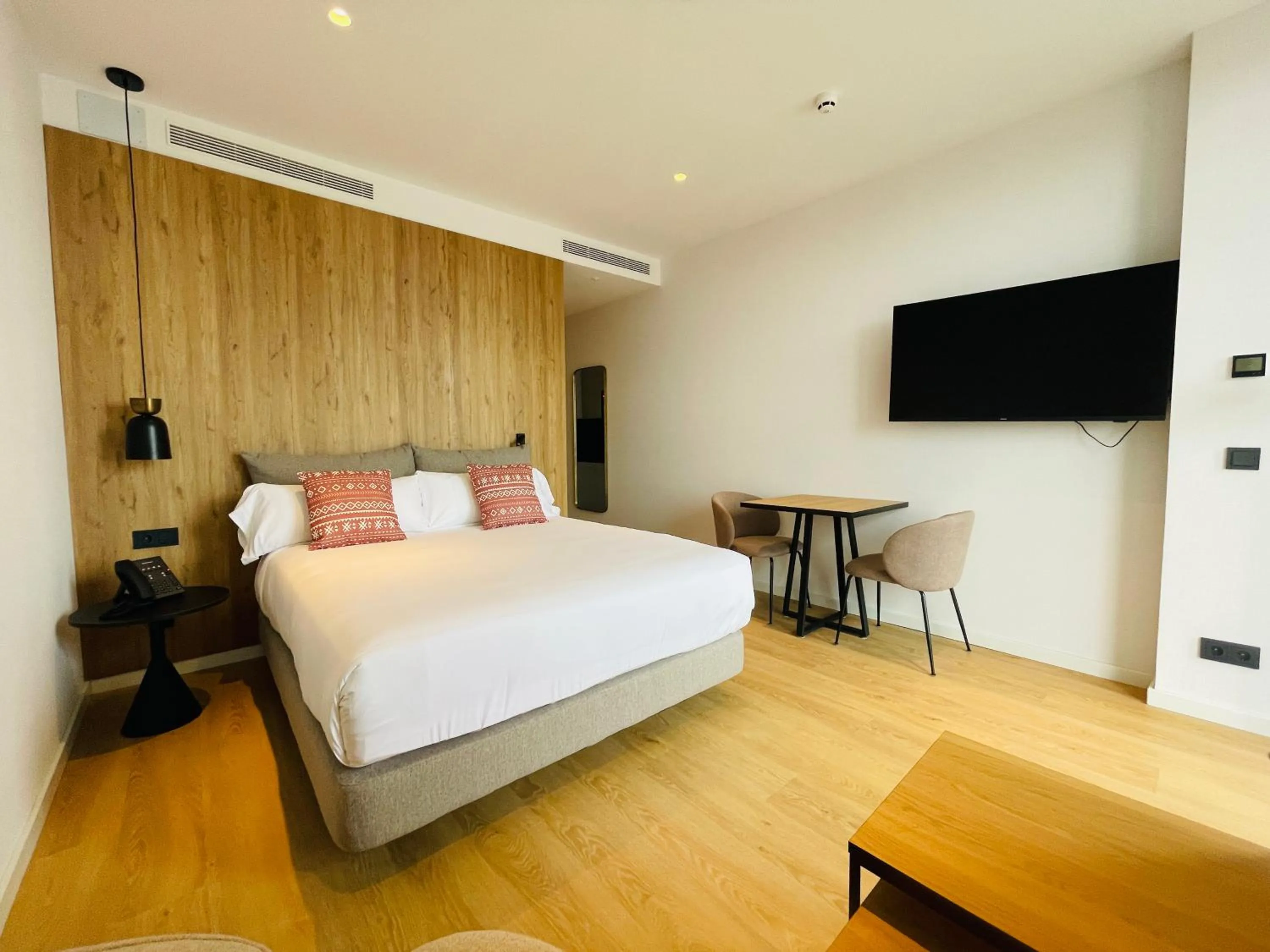 Photo of the whole room, Bed in Tembo Barcelona