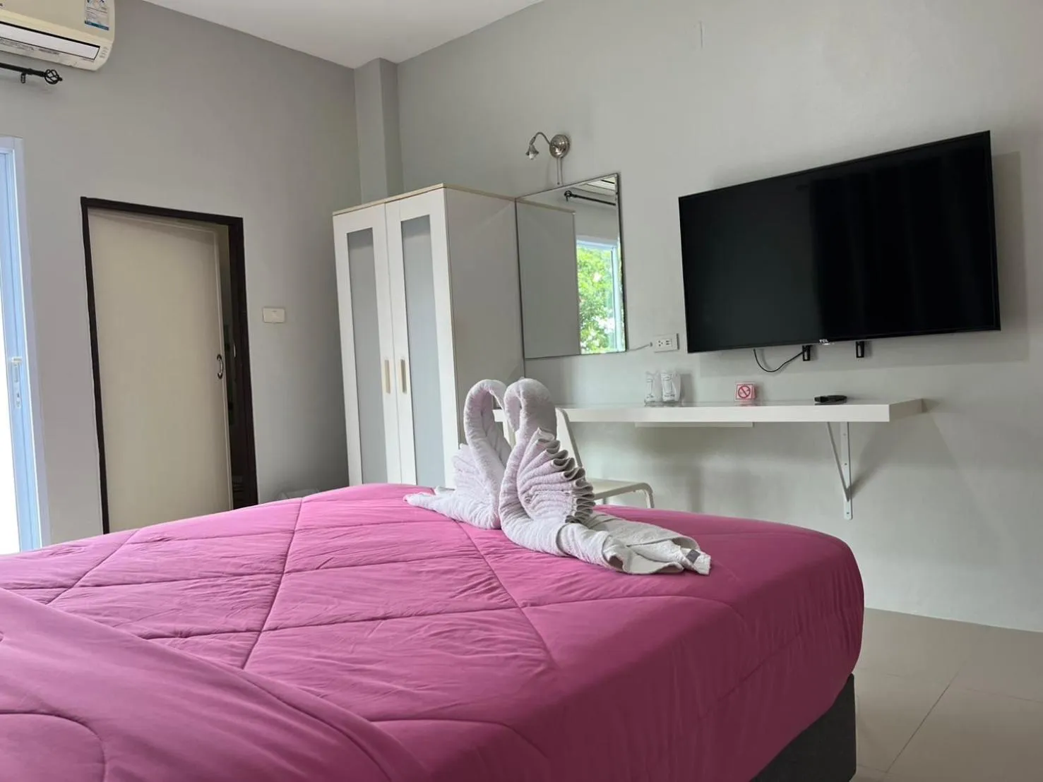 Photo of the whole room, Bed in Papangkorn House