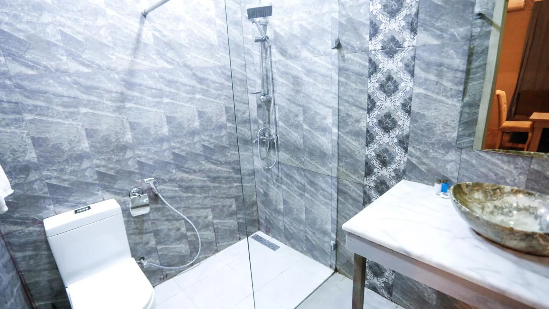 Shower in Nemi Museum Hotel Baku Nz