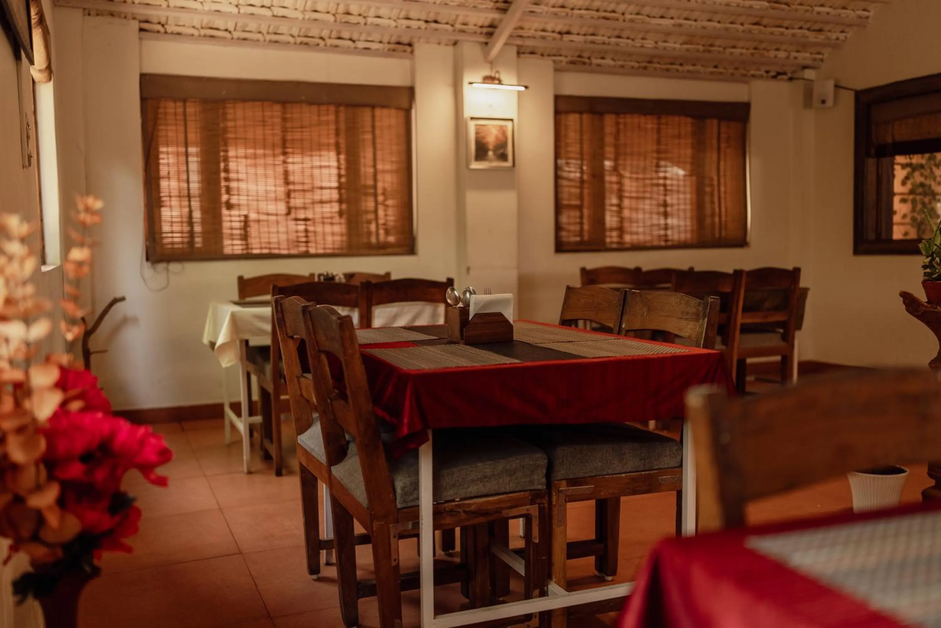 Restaurant/places to eat in Wild Woods Tiger Resort