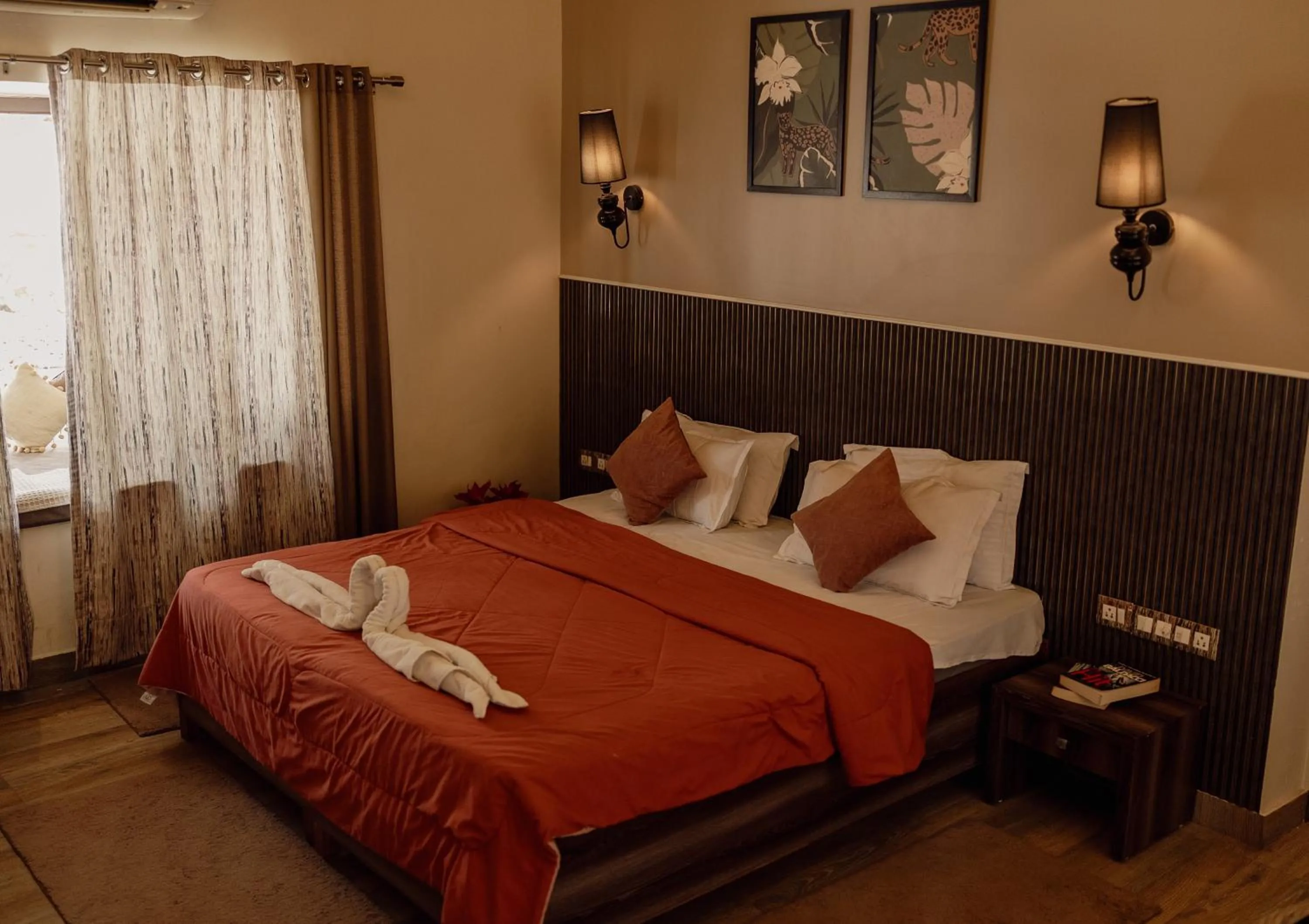 Bedroom, Bed in Wild Woods Tiger Resort