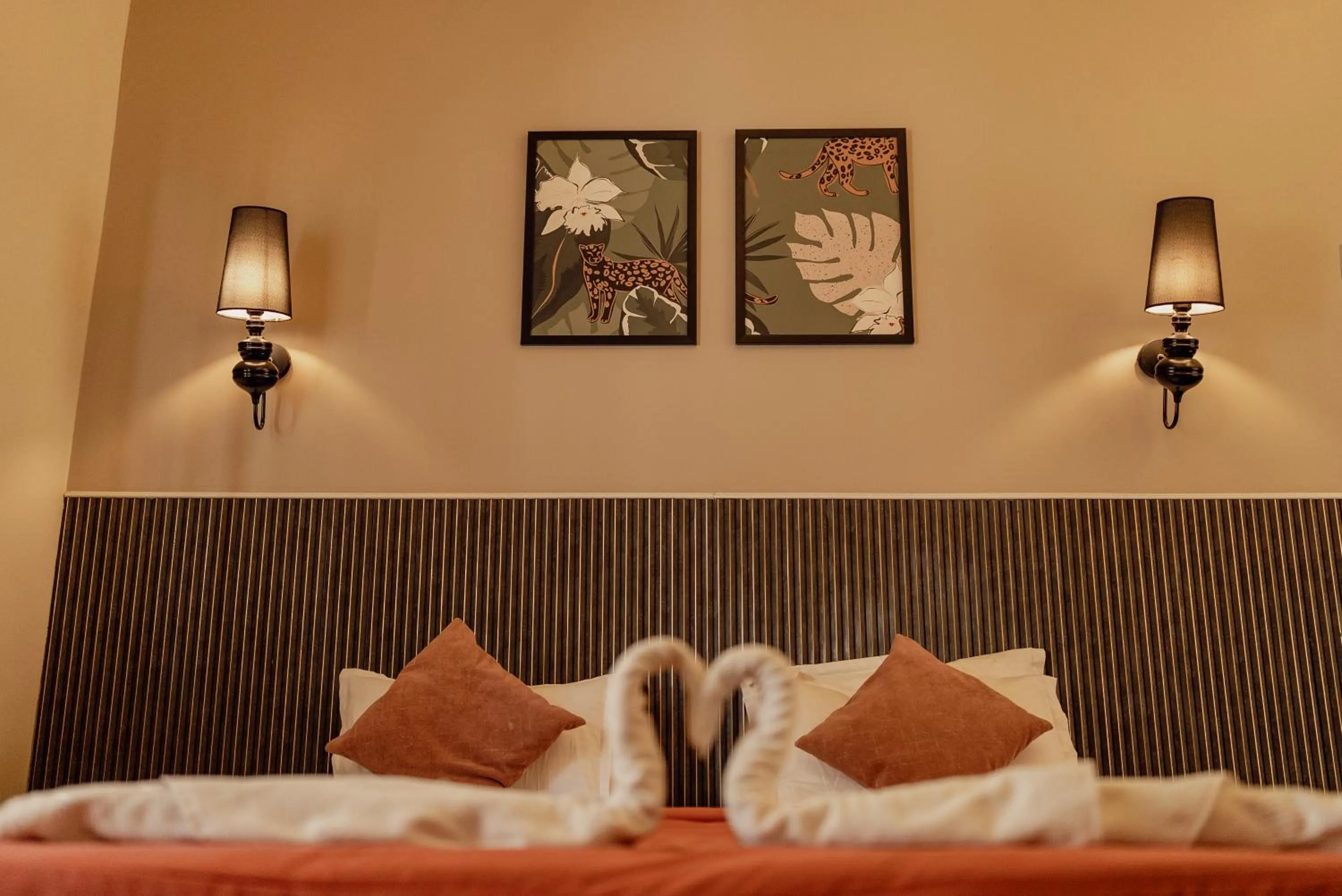 Bedroom, Bed in Wild Woods Tiger Resort
