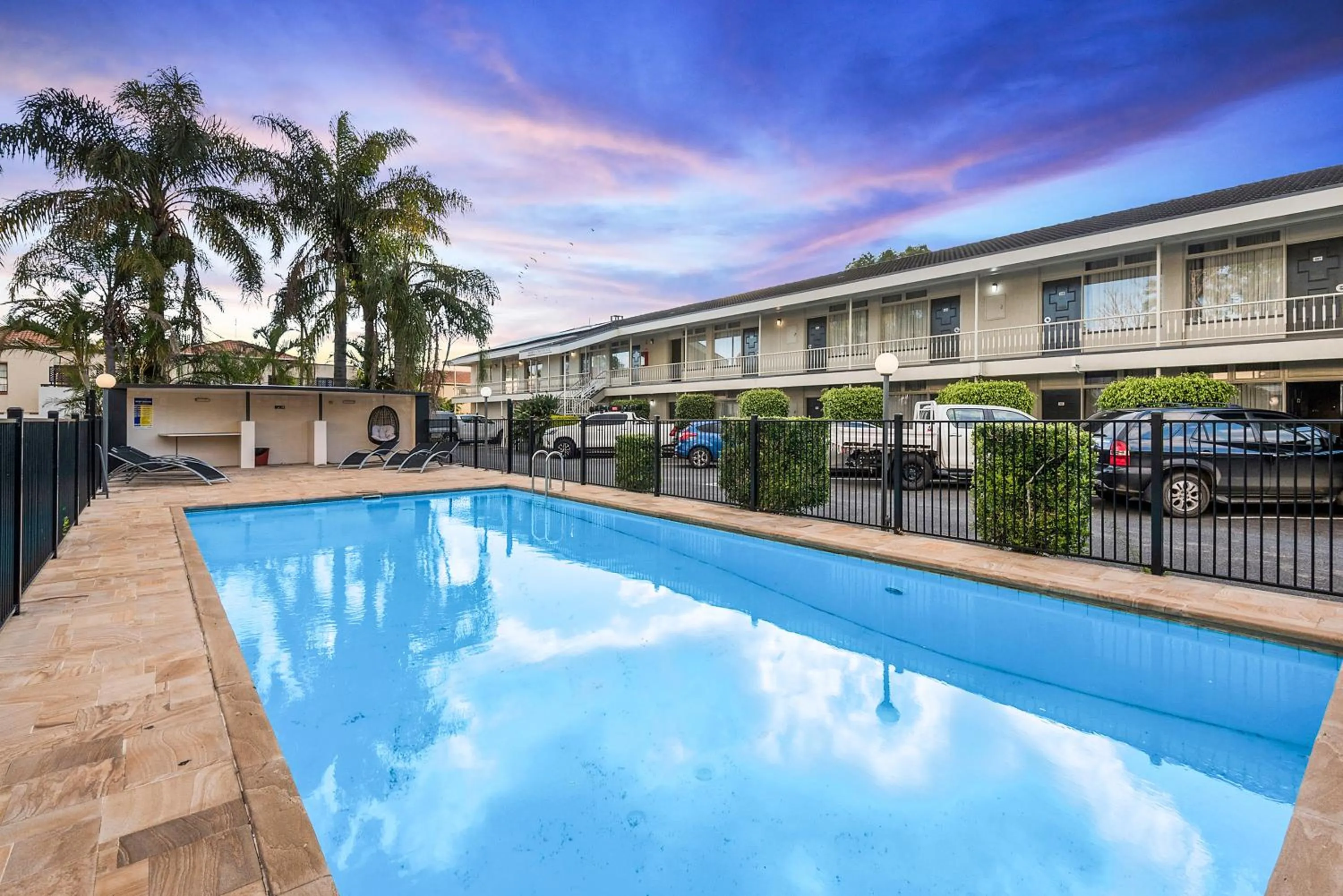 Swimming pool in Park Motor Inn