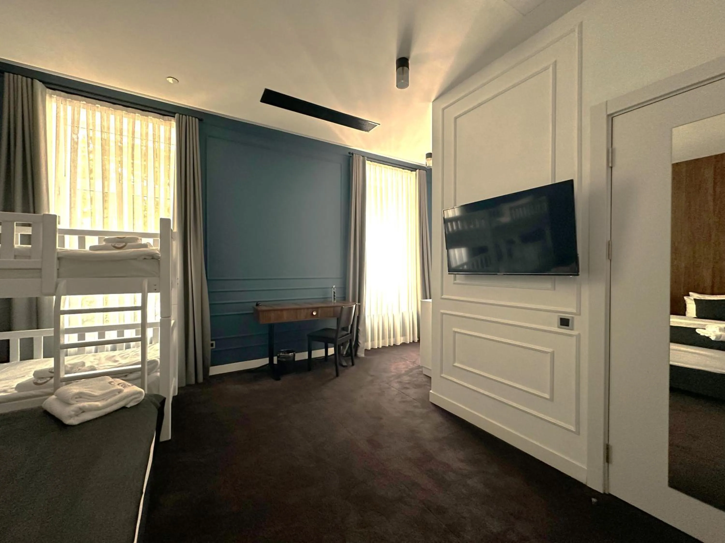 Communal lounge/ TV room, Bed in Hotel Twenties Tbilisi - Stay & Dine