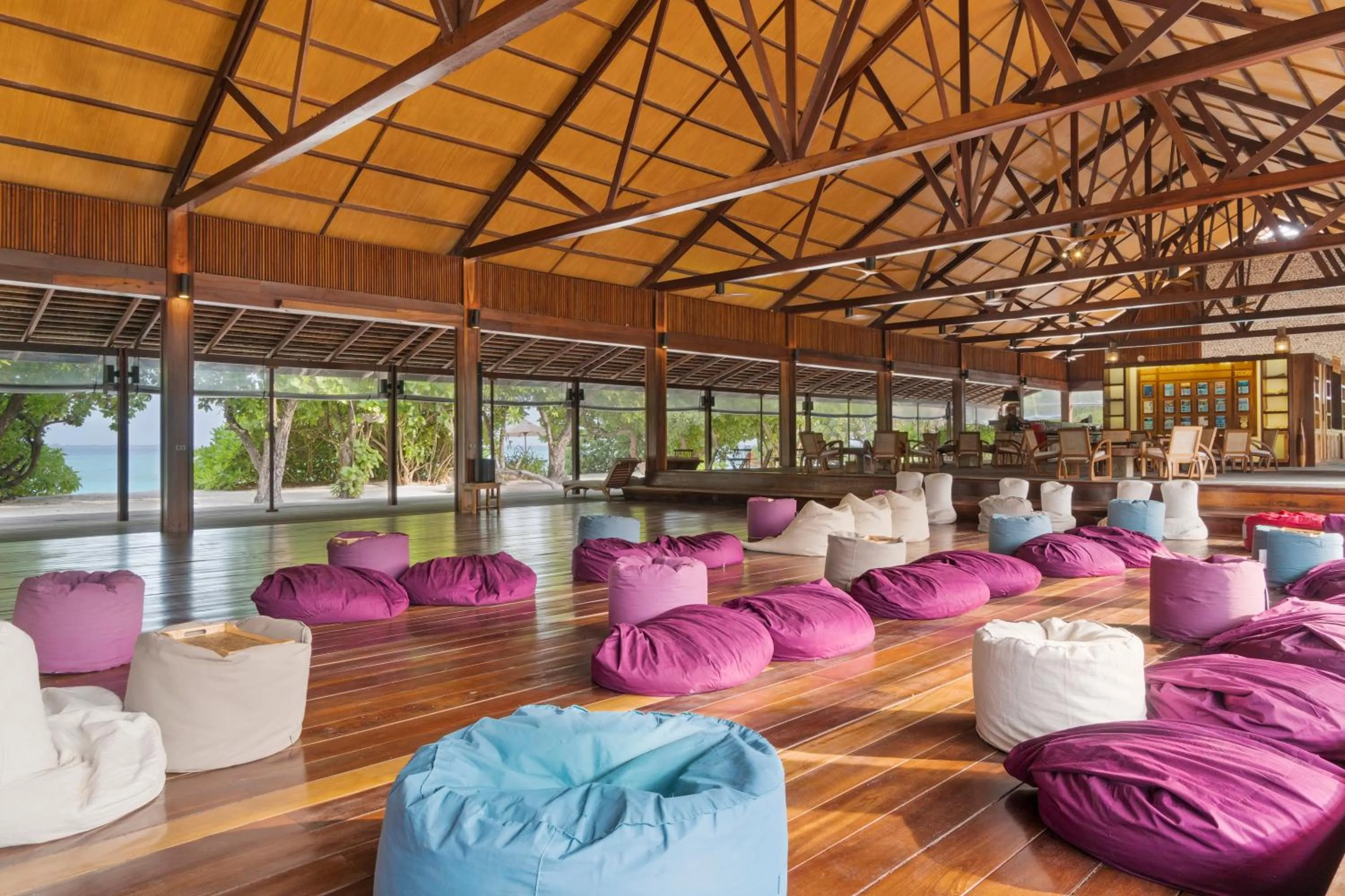 Communal lounge/ TV room in The Barefoot Eco Hotel