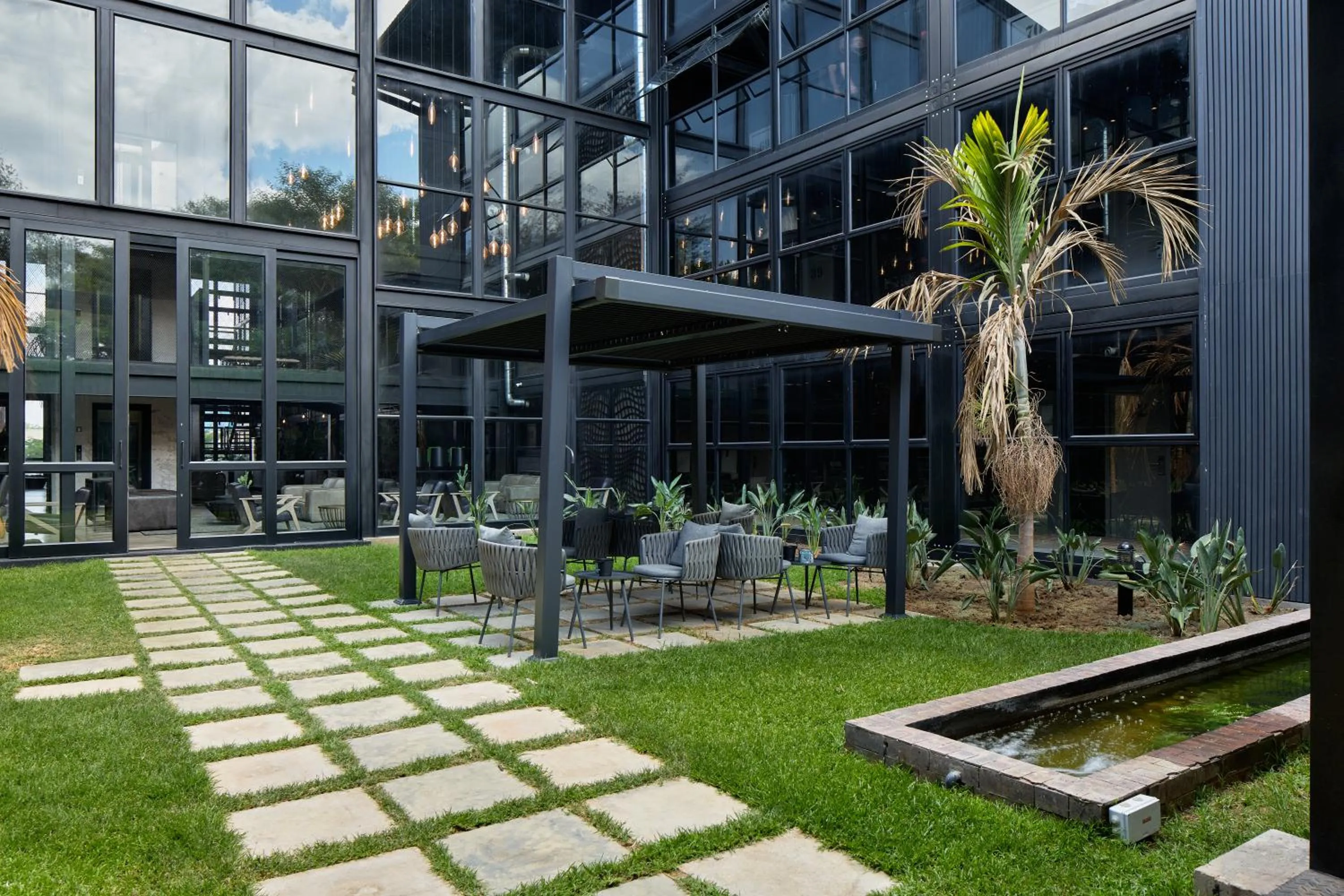 Restaurant/places to eat in Cargo88 Hotel