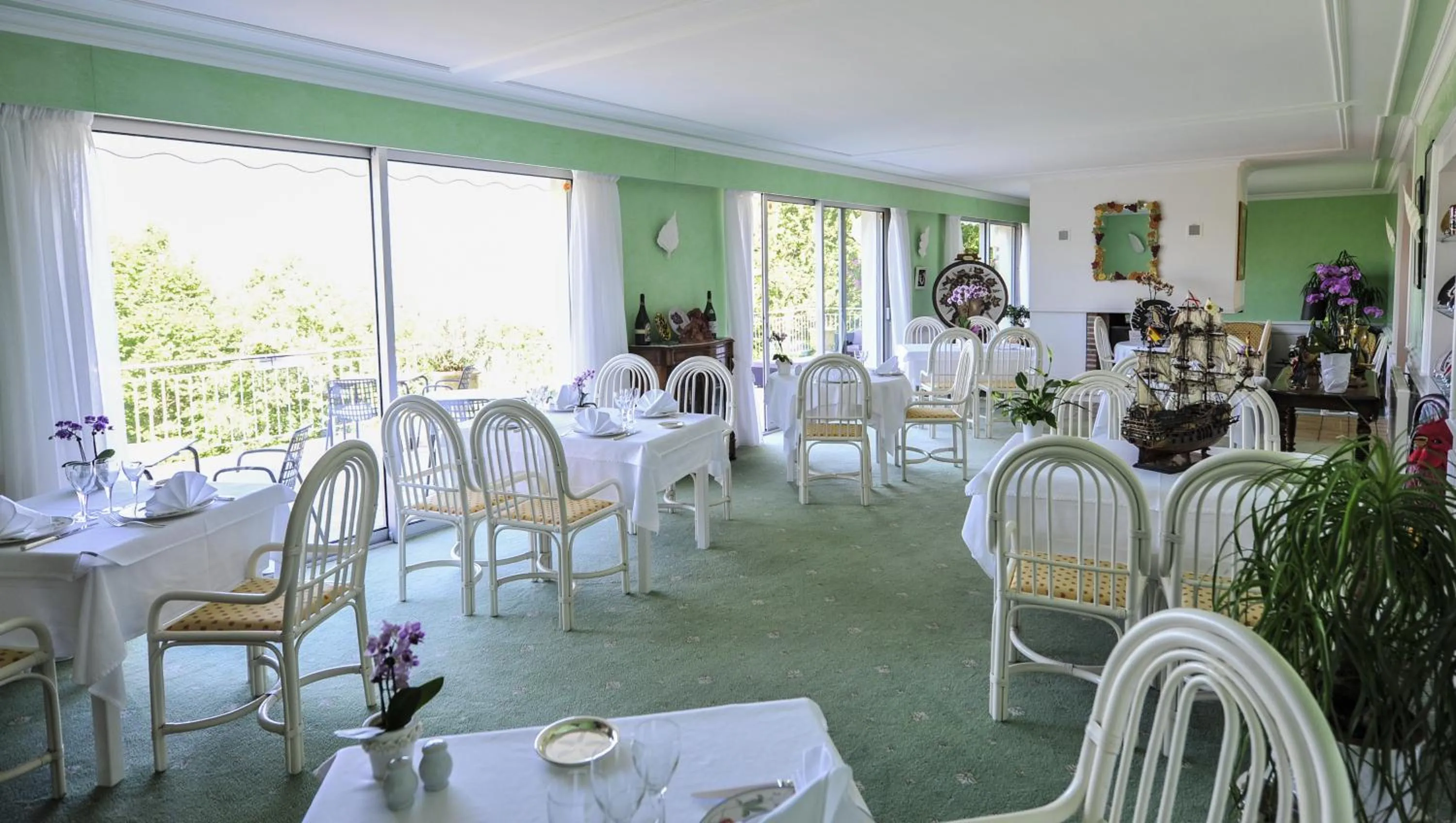 Restaurant/places to eat in Villa Ric