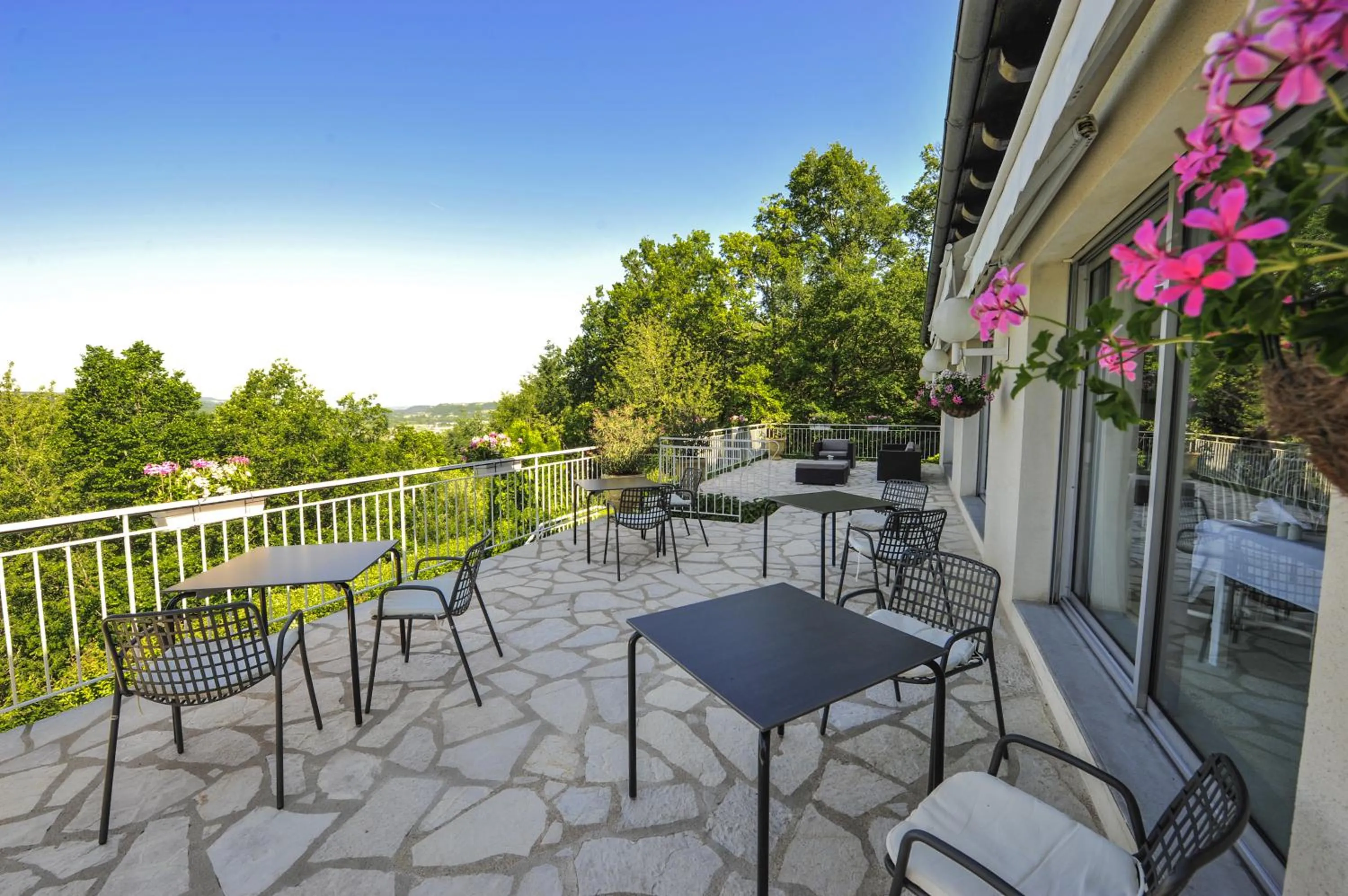Restaurant/places to eat in Villa Ric