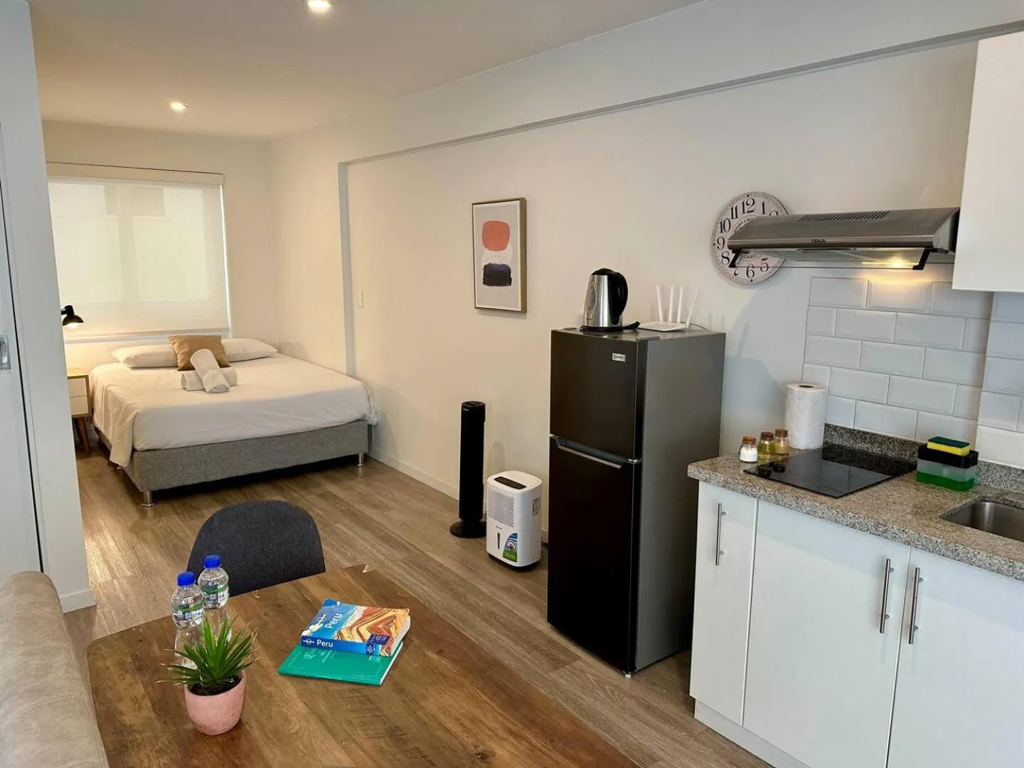 Photo of the whole room, Bed in Quark Apartments