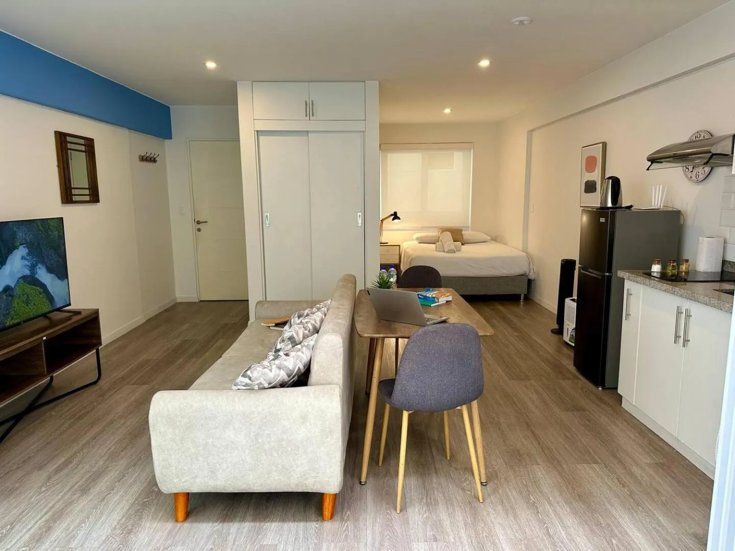 Photo of the whole room, Bed in Quark Apartments