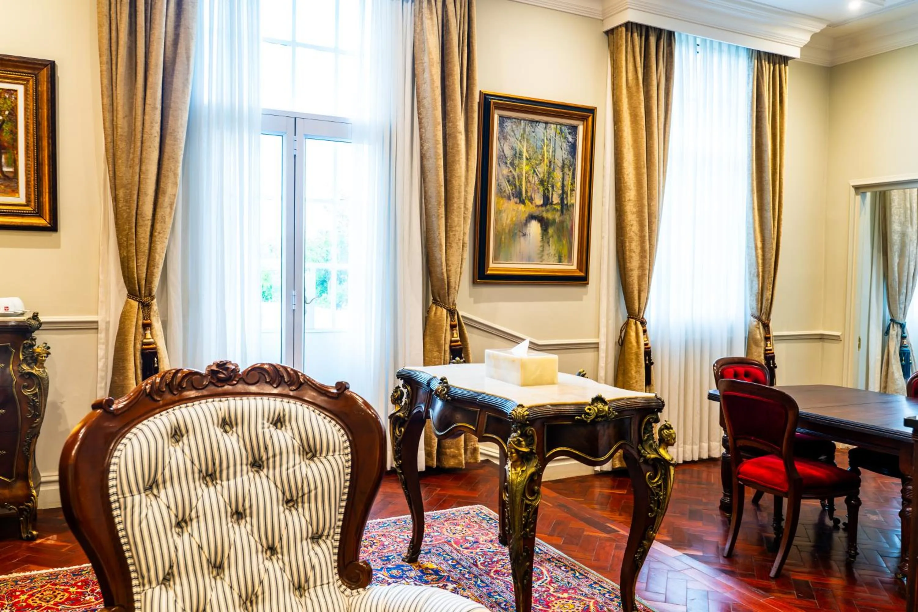 Communal lounge/ TV room in The Monarch Hotel