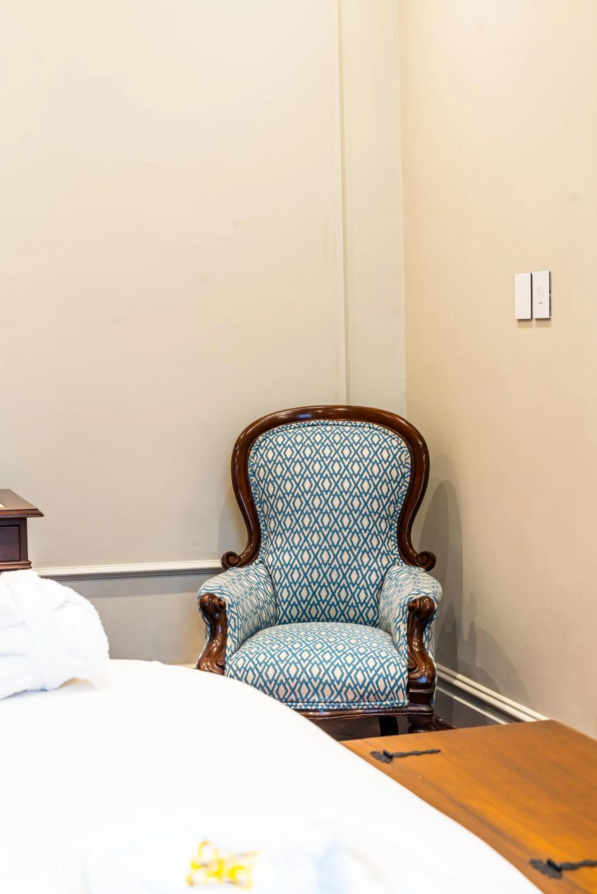 Seating area, Bed in The Monarch Hotel