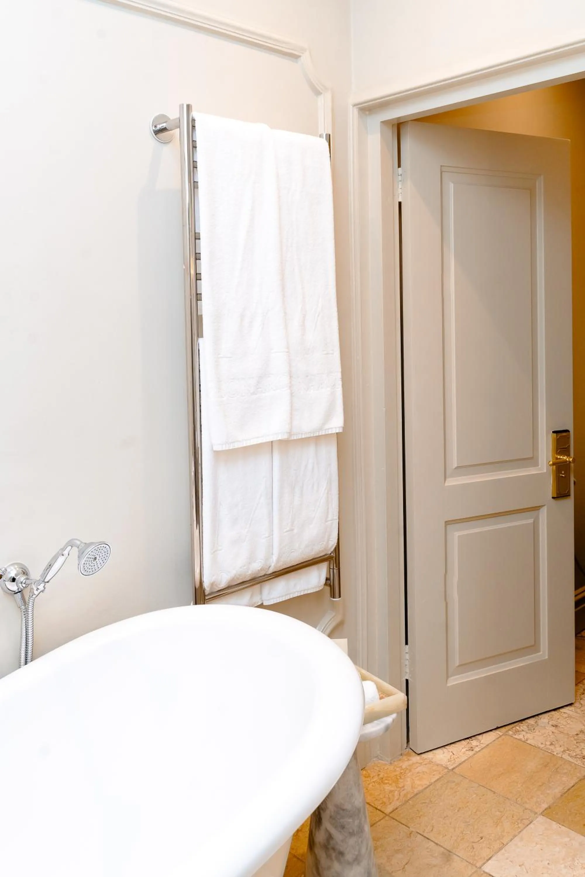 Bathroom, Bed in The Monarch Hotel