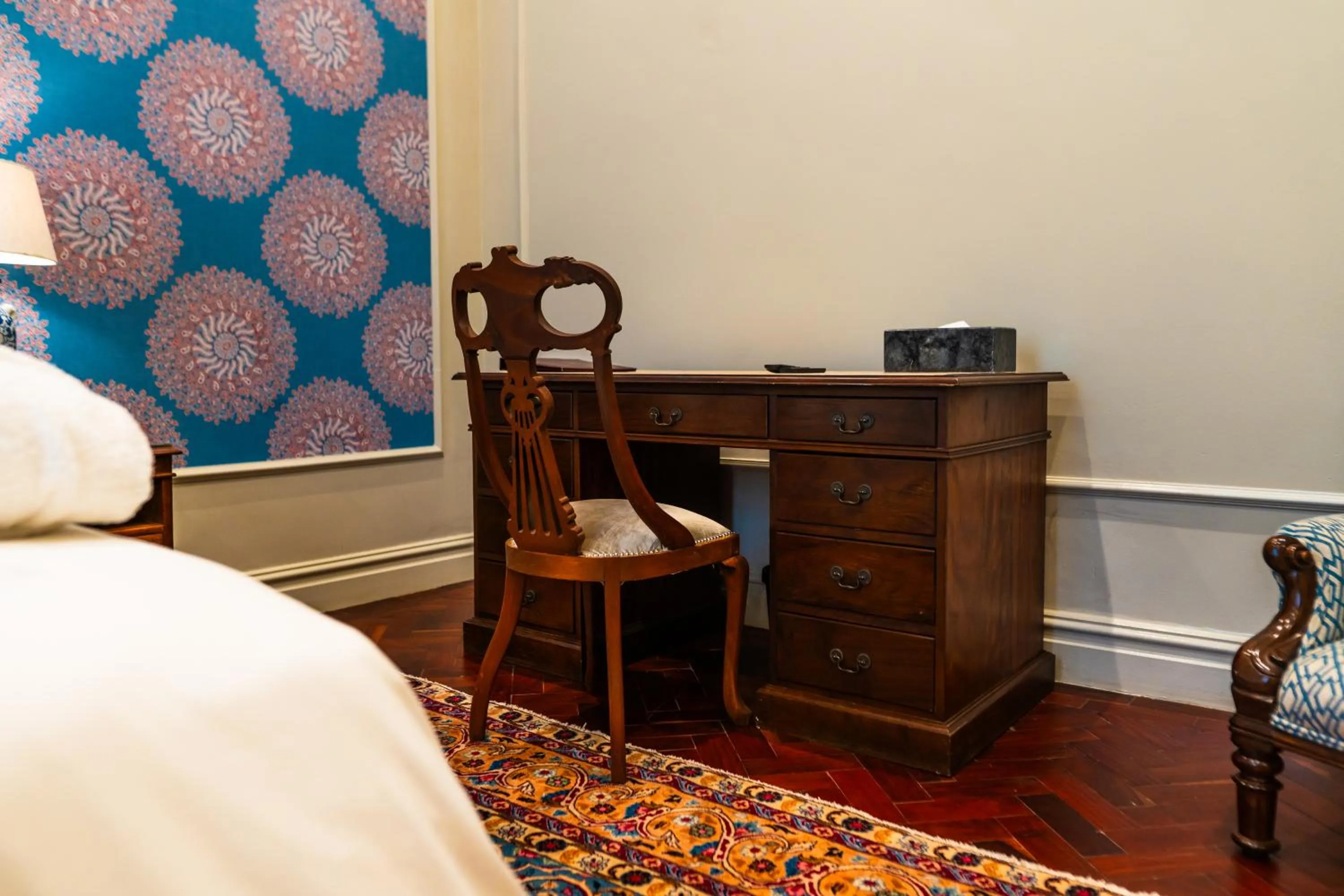Seating area, Bed in The Monarch Hotel