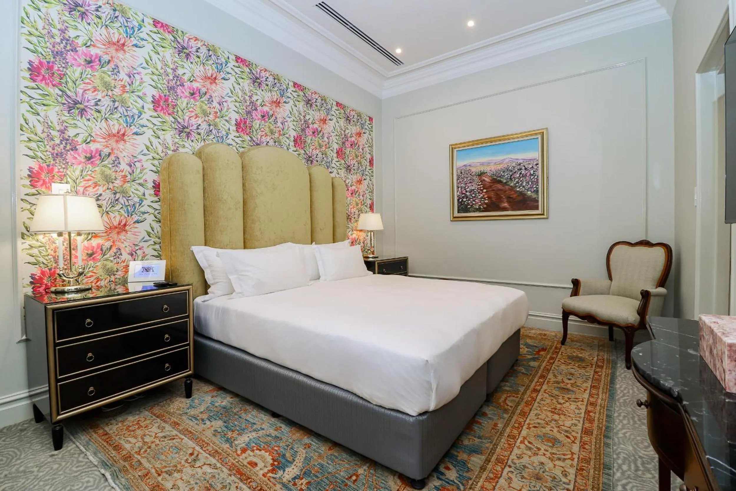 Photo of the whole room, Bed in The Monarch Hotel