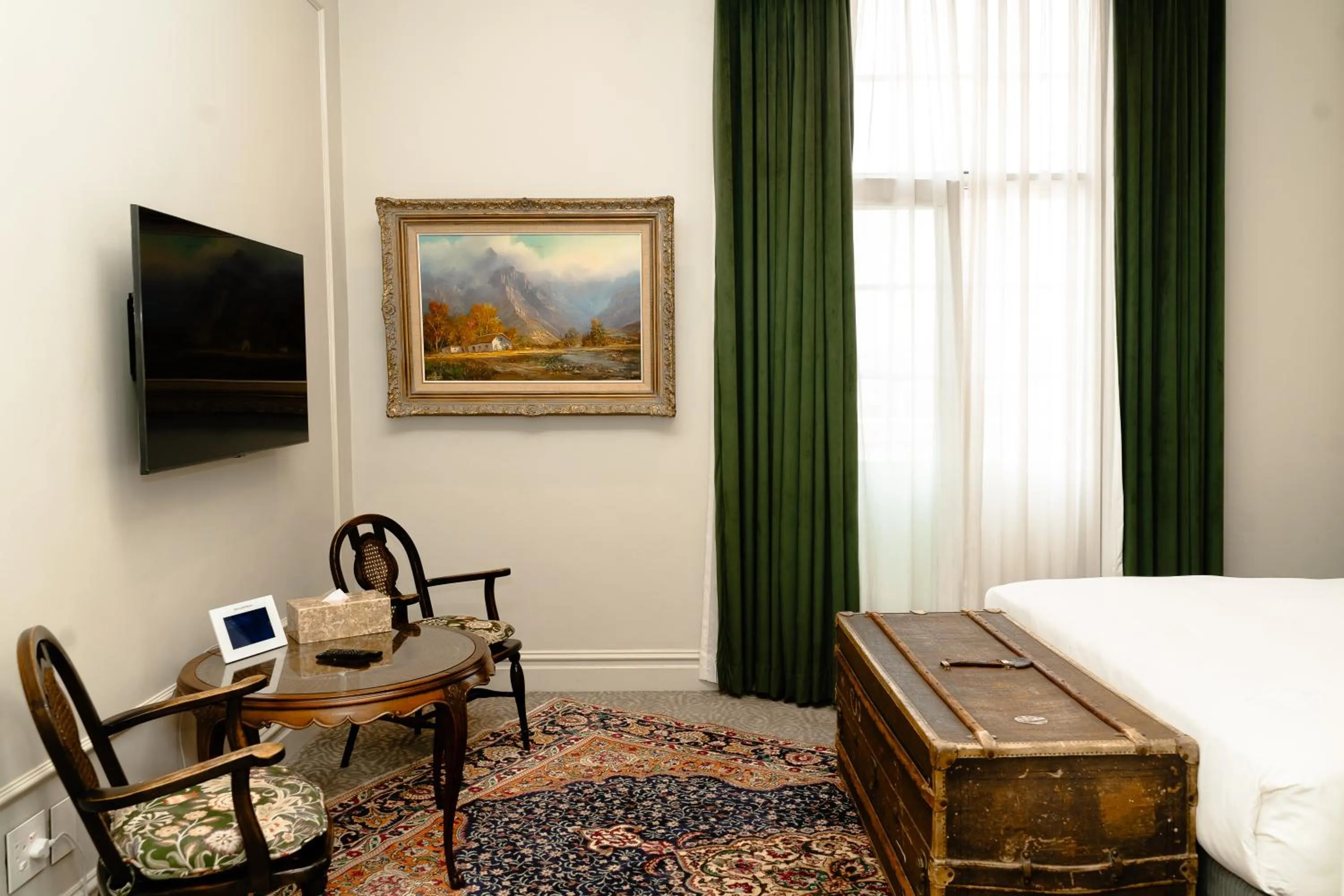 TV and multimedia, Bed in The Monarch Hotel