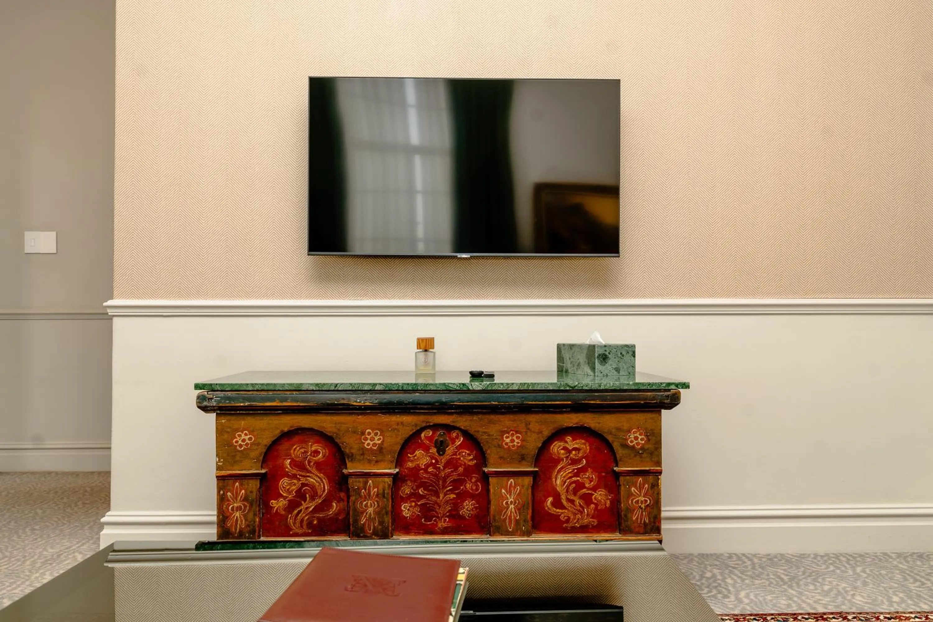 TV and multimedia in The Monarch Hotel