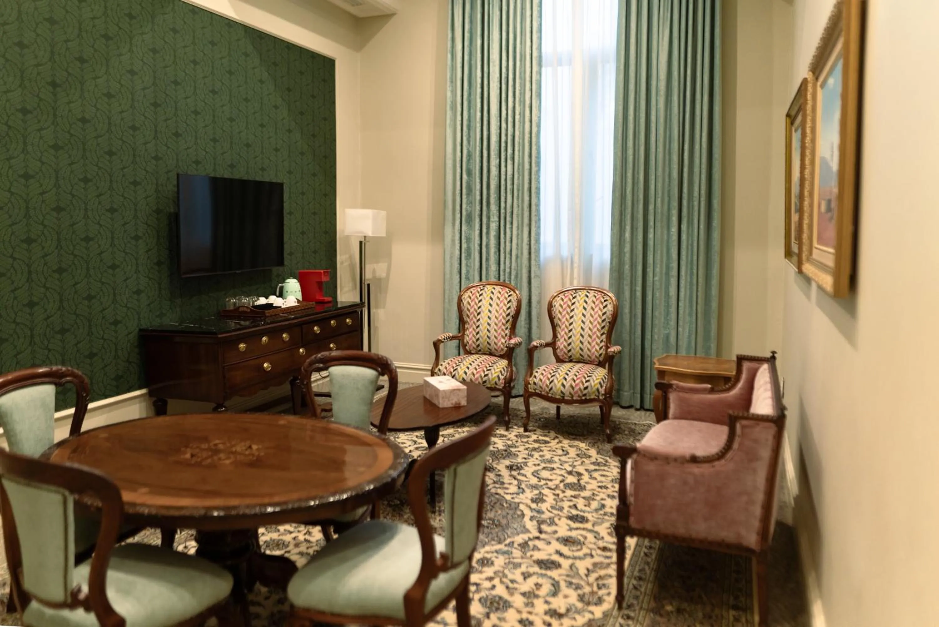 Communal lounge/ TV room in The Monarch Hotel