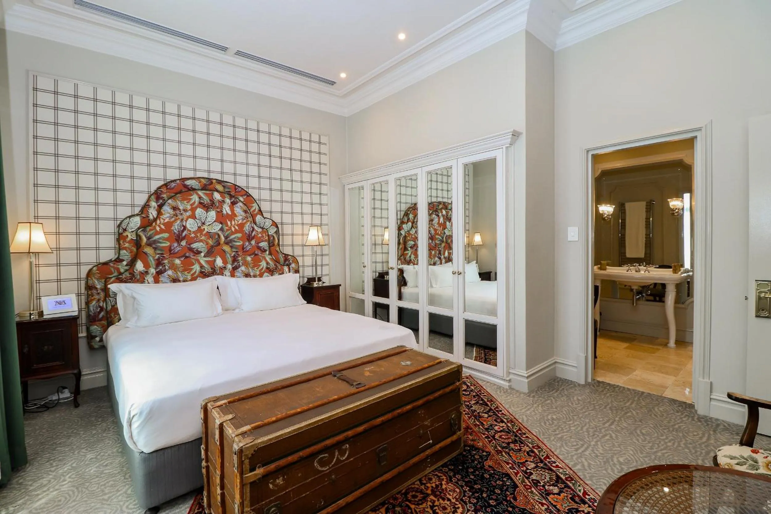 Photo of the whole room, Bed in The Monarch Hotel