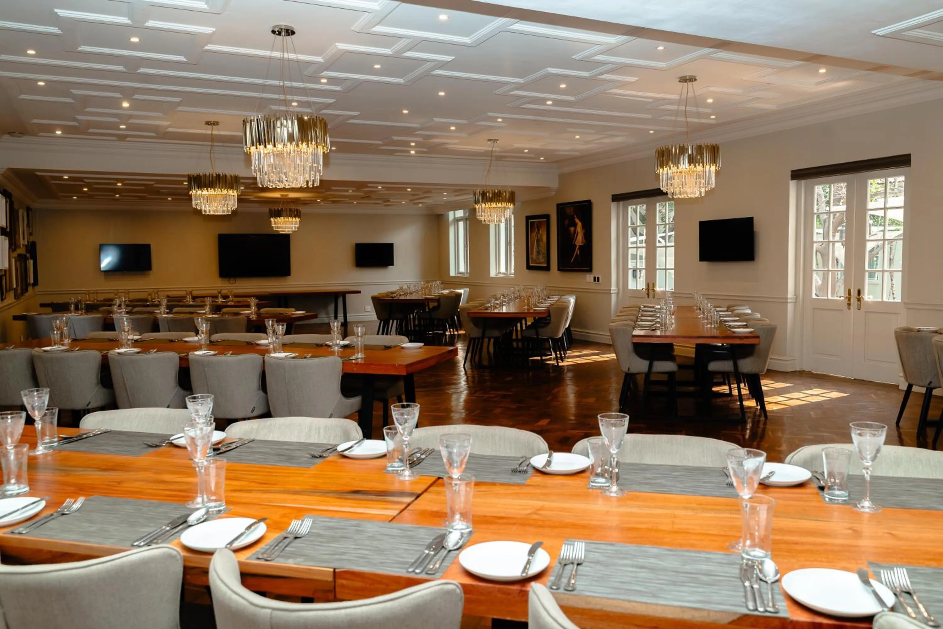 Restaurant/places to eat in The Monarch Hotel