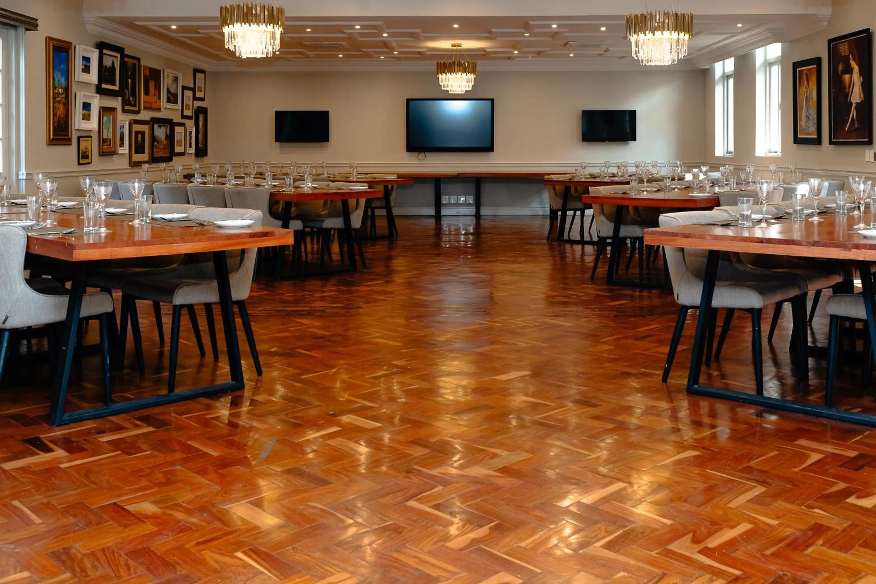 Restaurant/places to eat in The Monarch Hotel