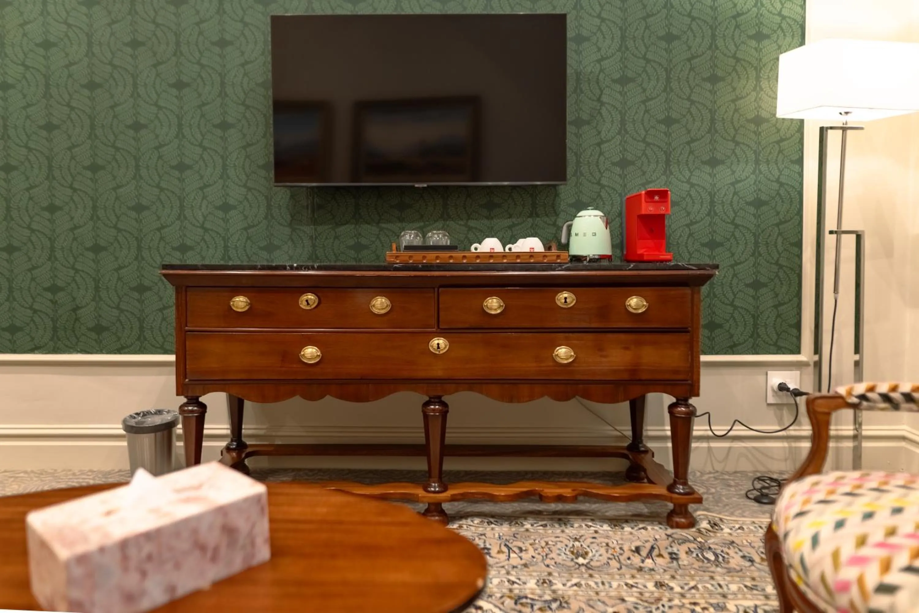 Communal lounge/ TV room in The Monarch Hotel