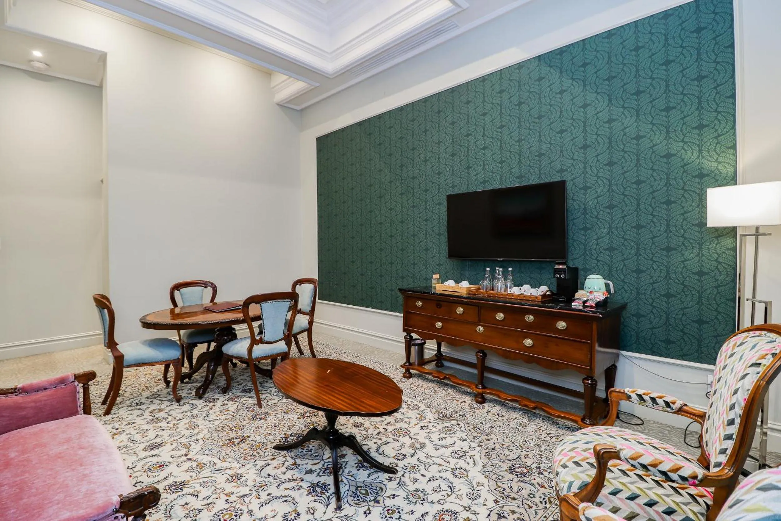 Communal lounge/ TV room in The Monarch Hotel