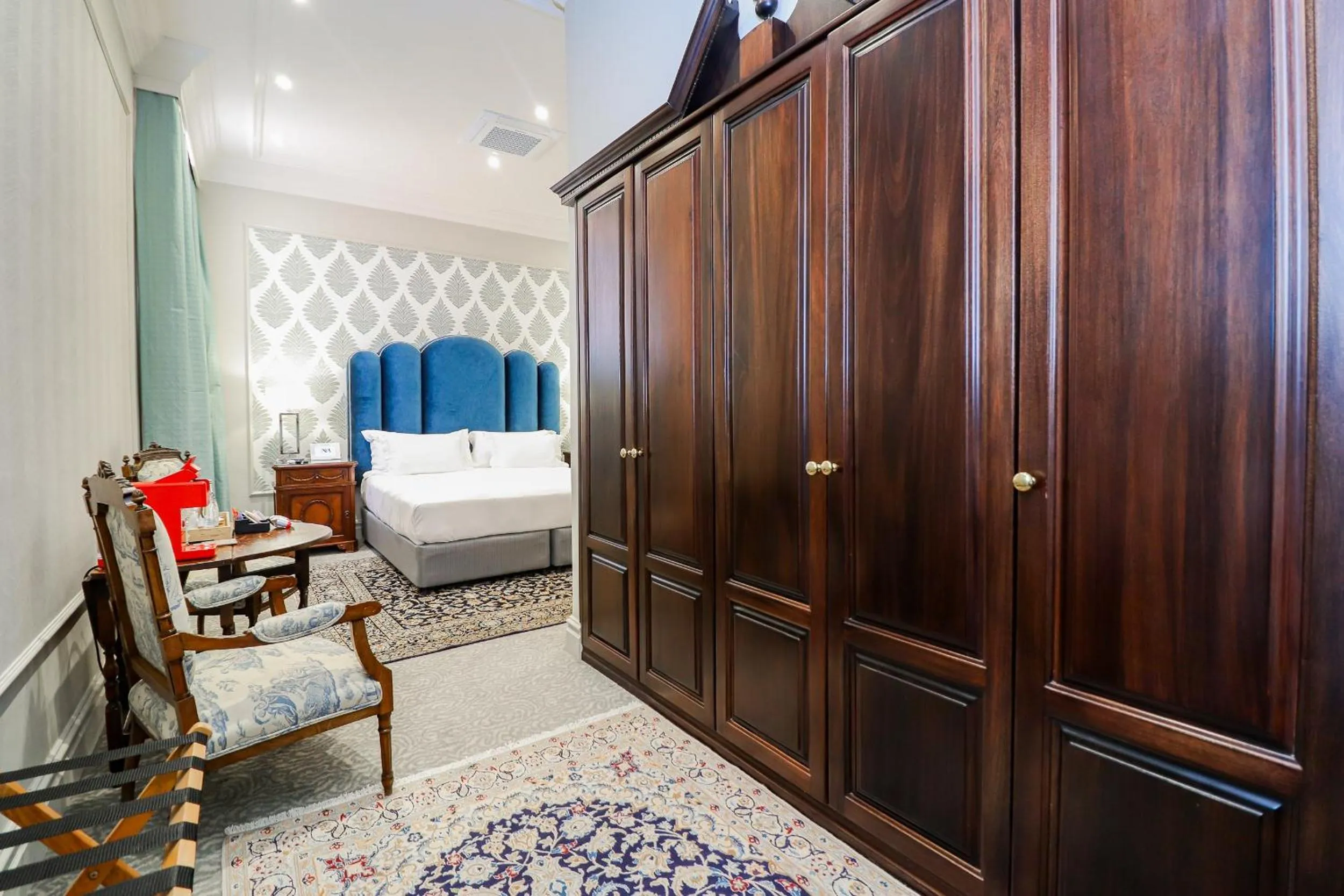 Bedroom, Bed in The Monarch Hotel