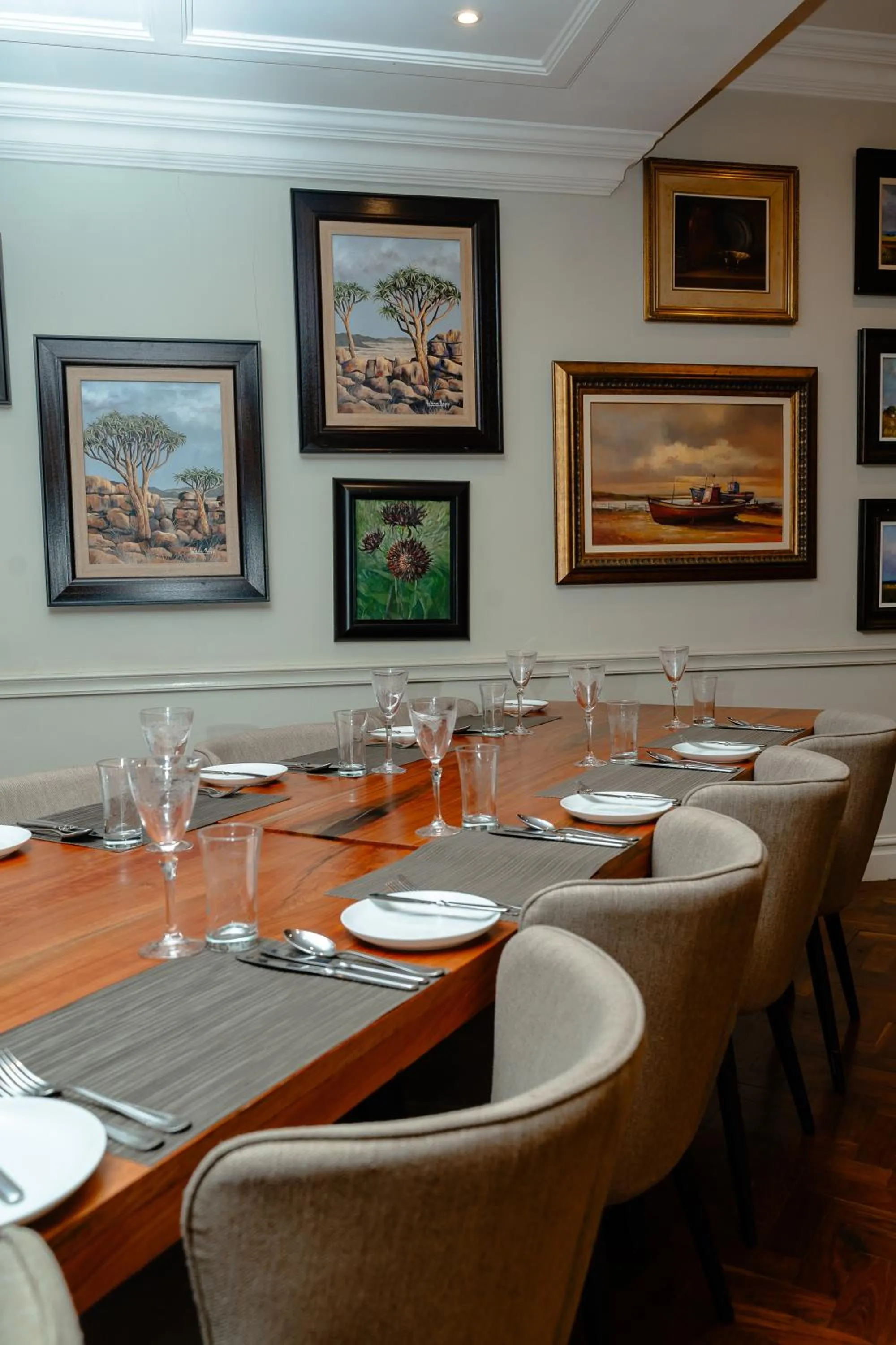 Restaurant/places to eat in The Monarch Hotel