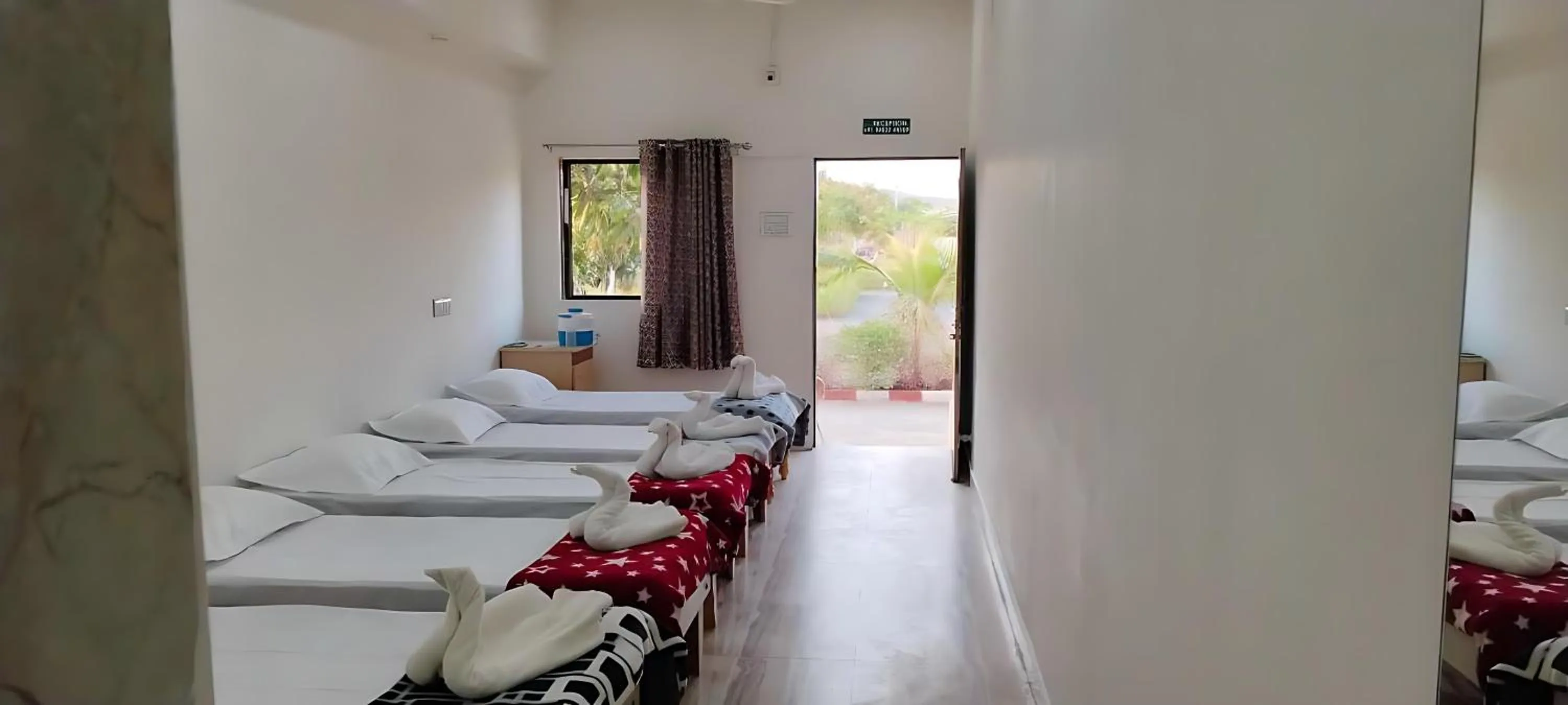 Living room, Bed in AamraKunj Gir Resort