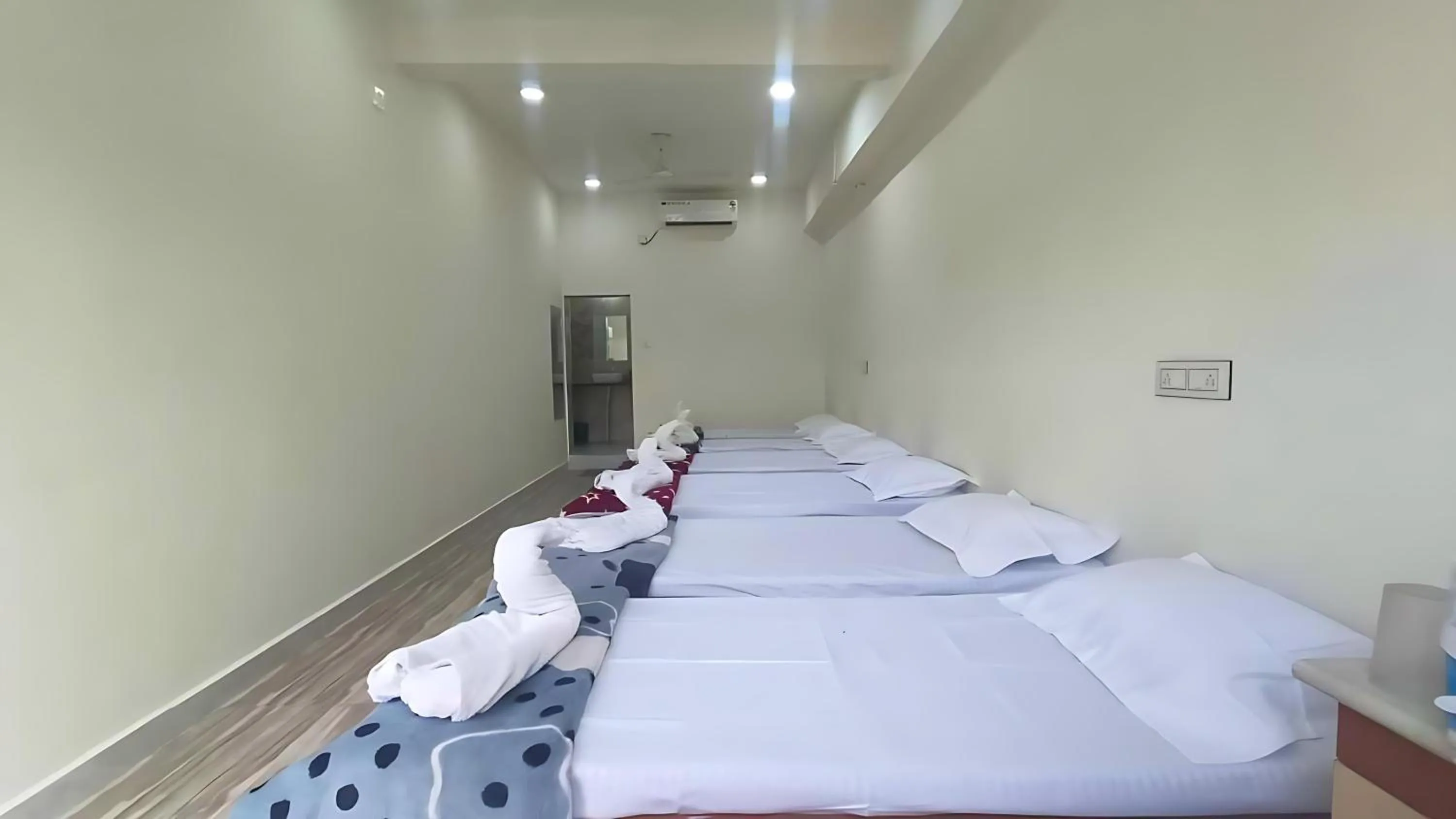 Photo of the whole room, Bed in AamraKunj Gir Resort