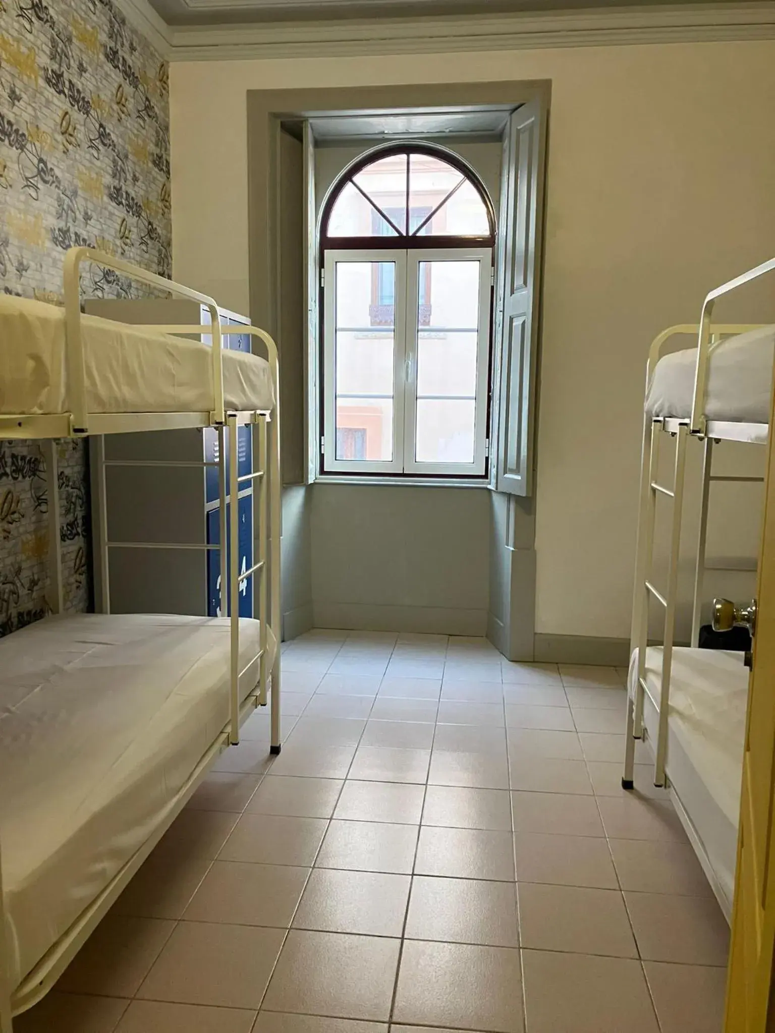 Single Bed in 6-Bed Dormitory Room in Meeting Hostel Single Bed in 6-Bed Dormitory Room in Meeting Hostel