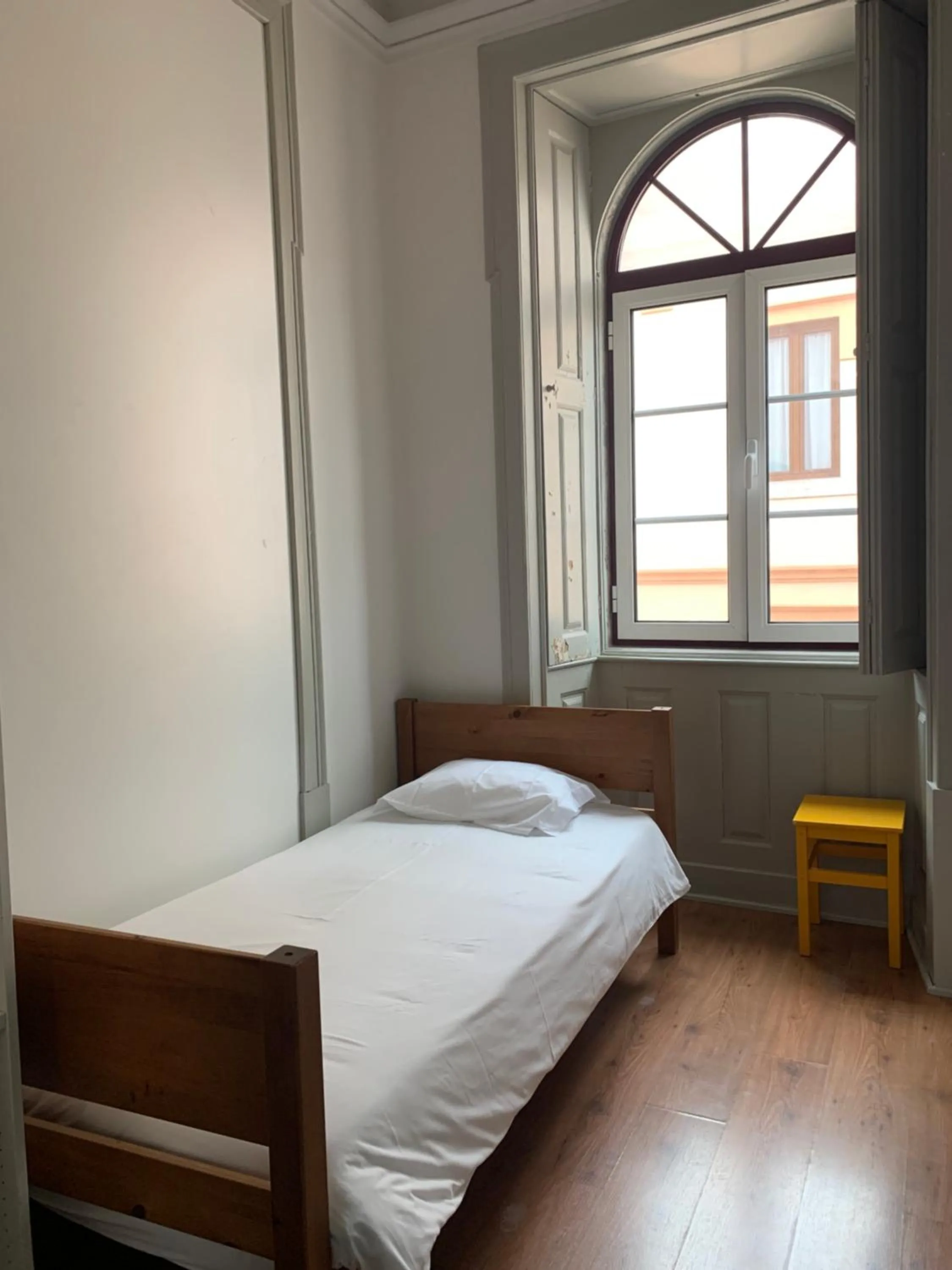 Standard Single Room with Shared Bathroom - single occupancy in Meeting Hostel