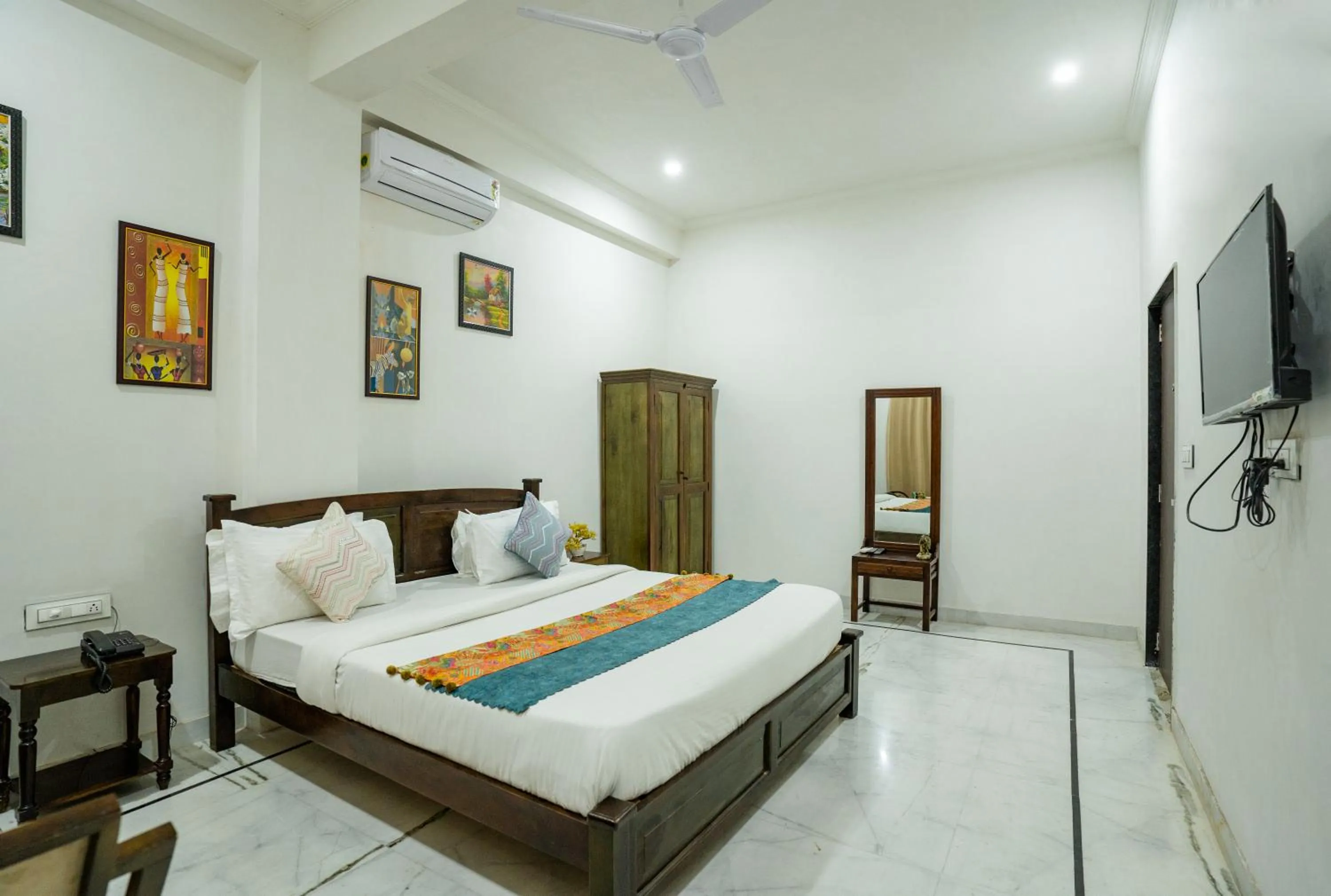 Photo of the whole room, Bed in Villa Tha Gadh Bansiya