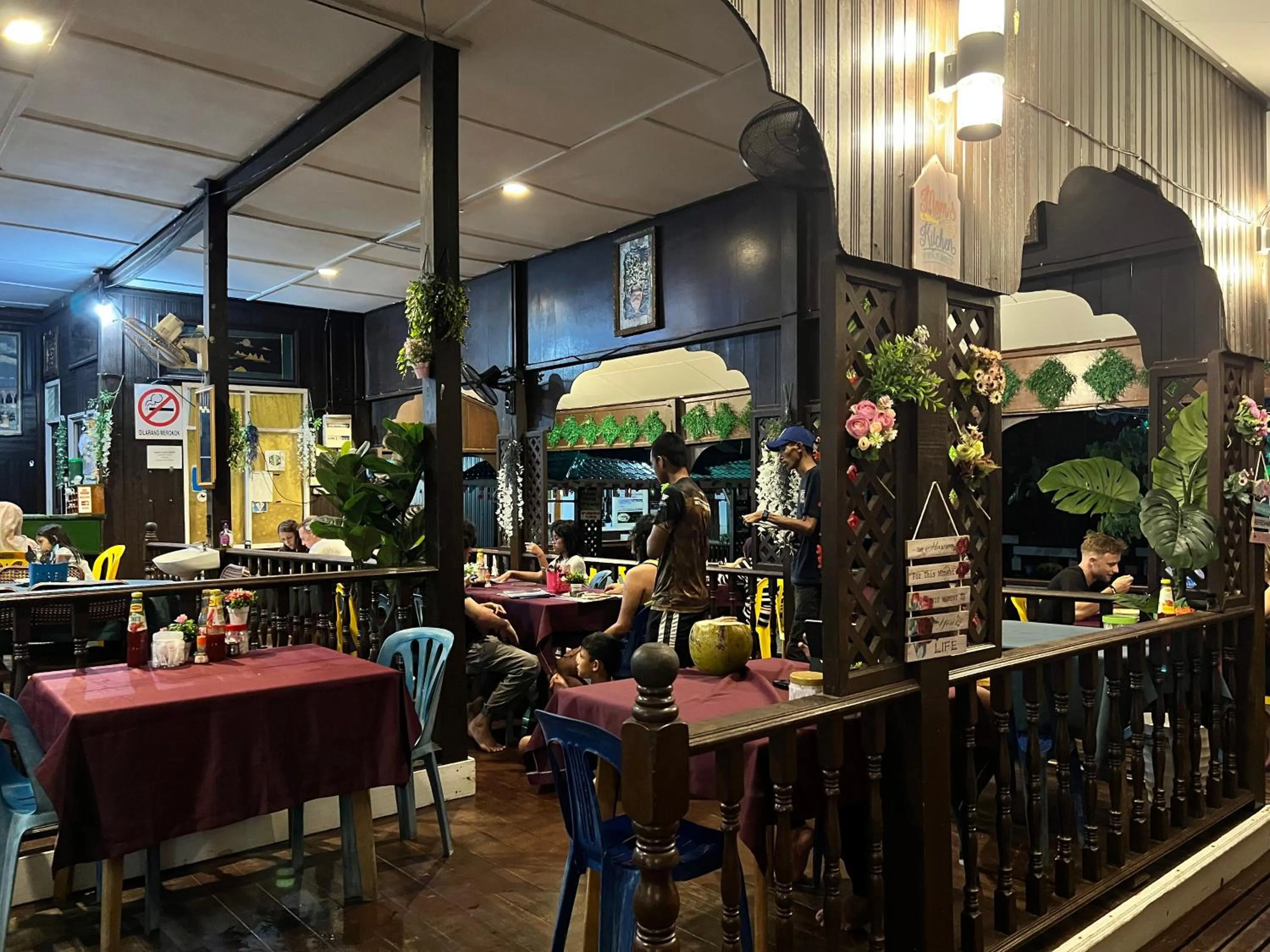 Restaurant/places to eat in Mama's Chalet Pulau Perhentian Besar