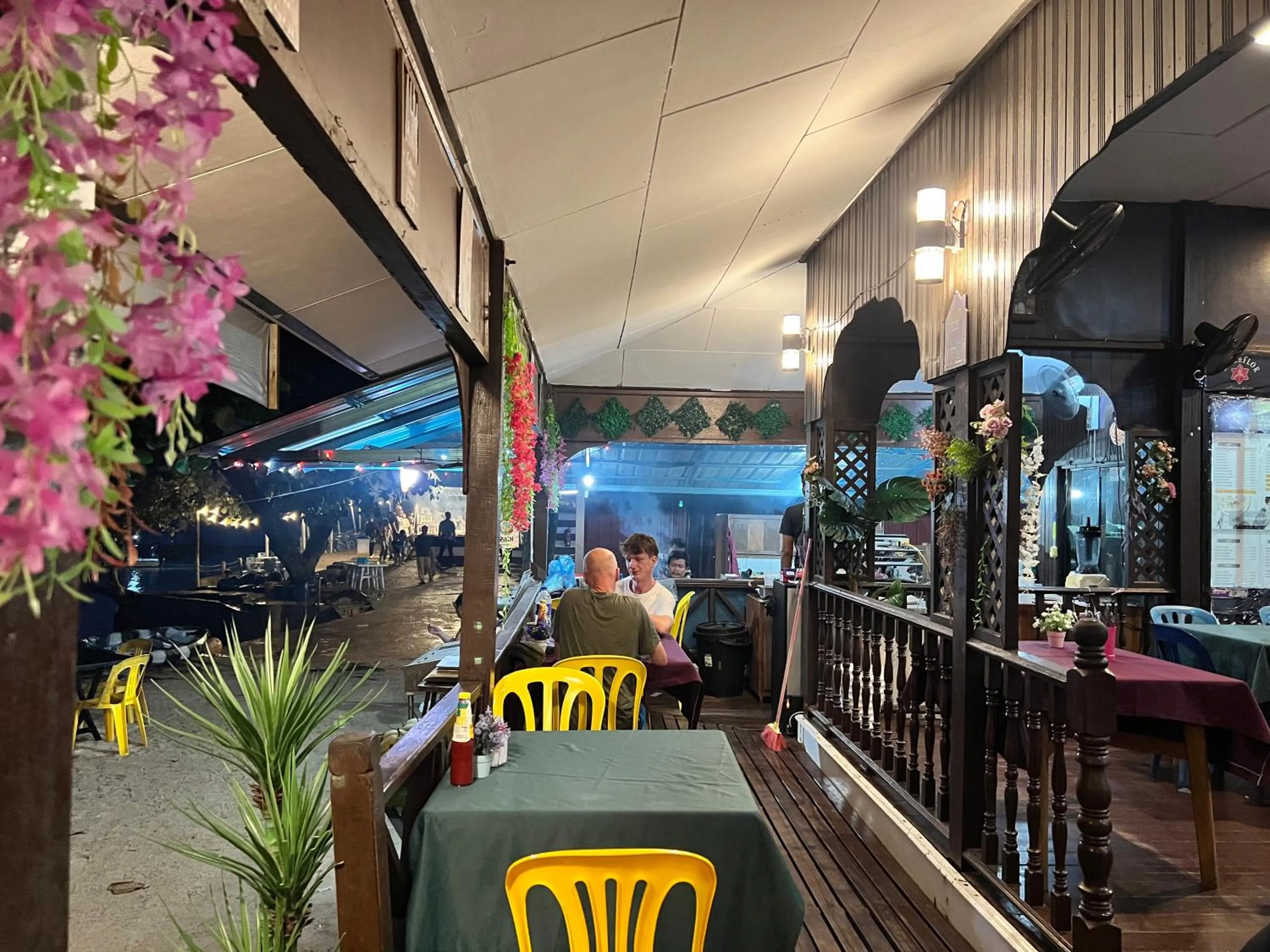 Restaurant/places to eat in Mama's Chalet Pulau Perhentian Besar