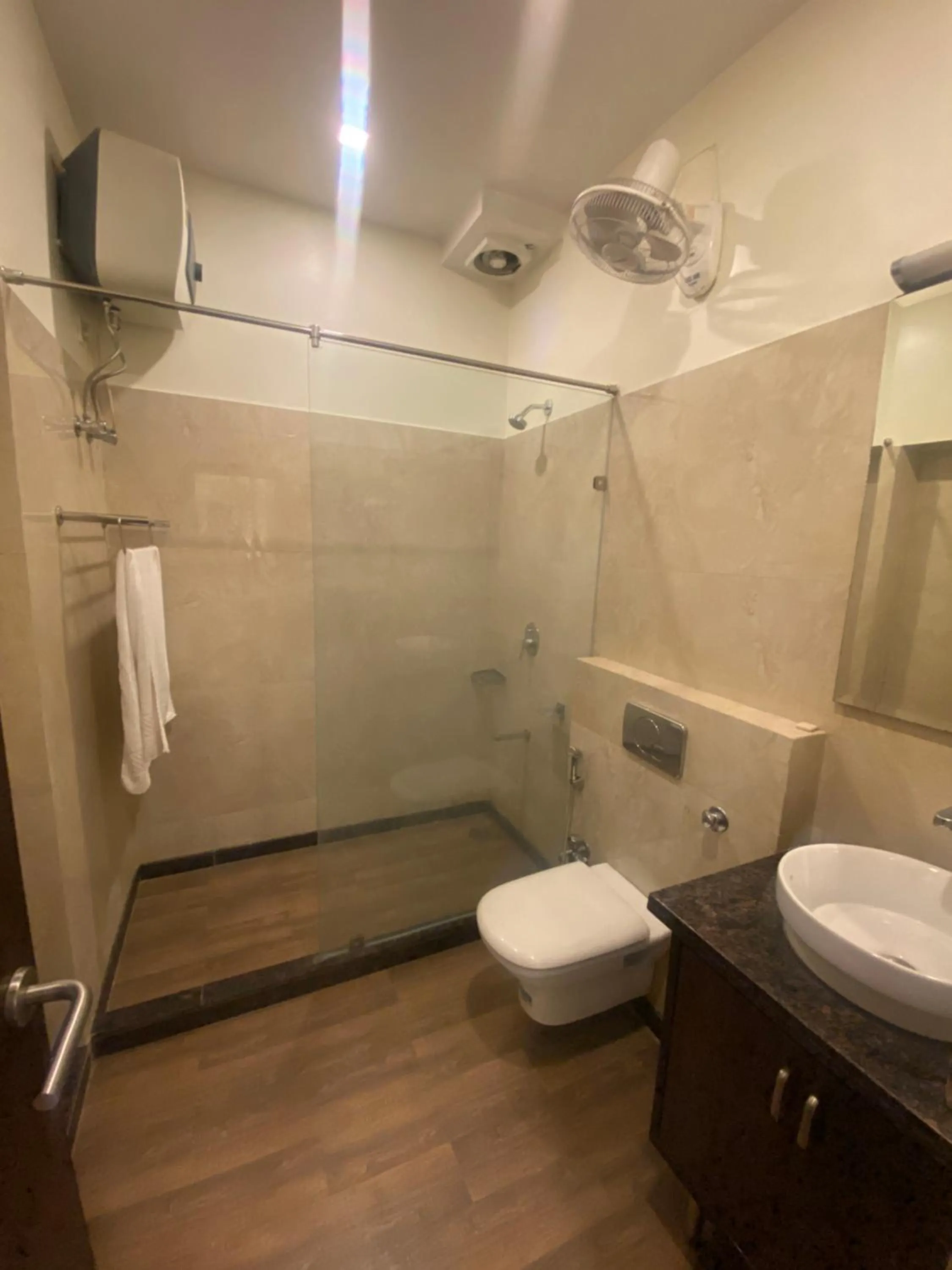 Shower in Hotel Cedar