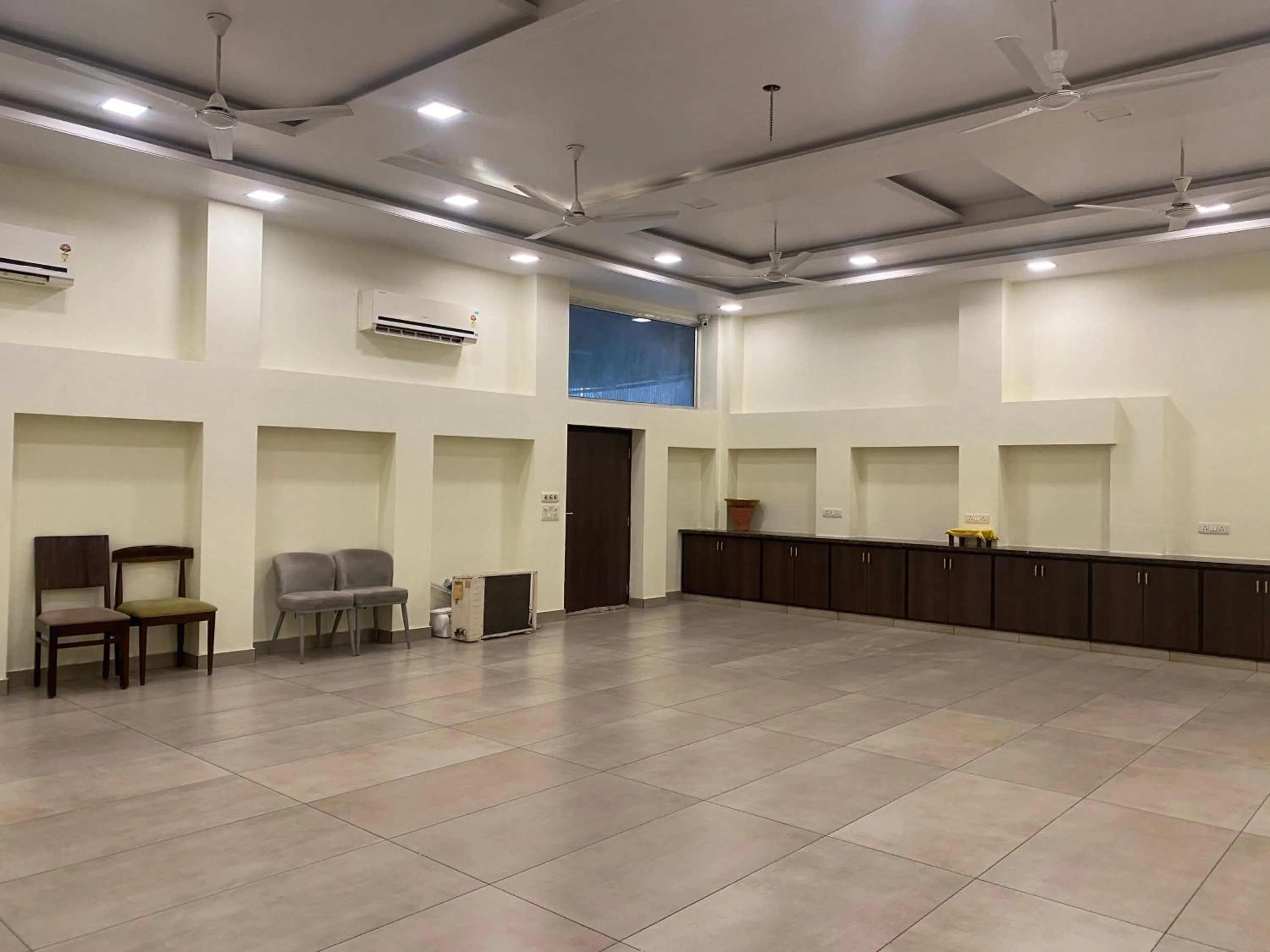 Restaurant/places to eat in Hotel Cedar