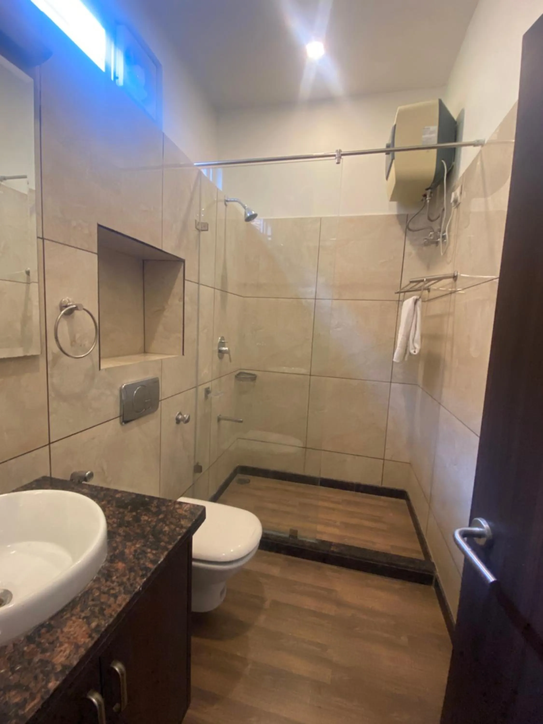 Shower in Hotel Cedar