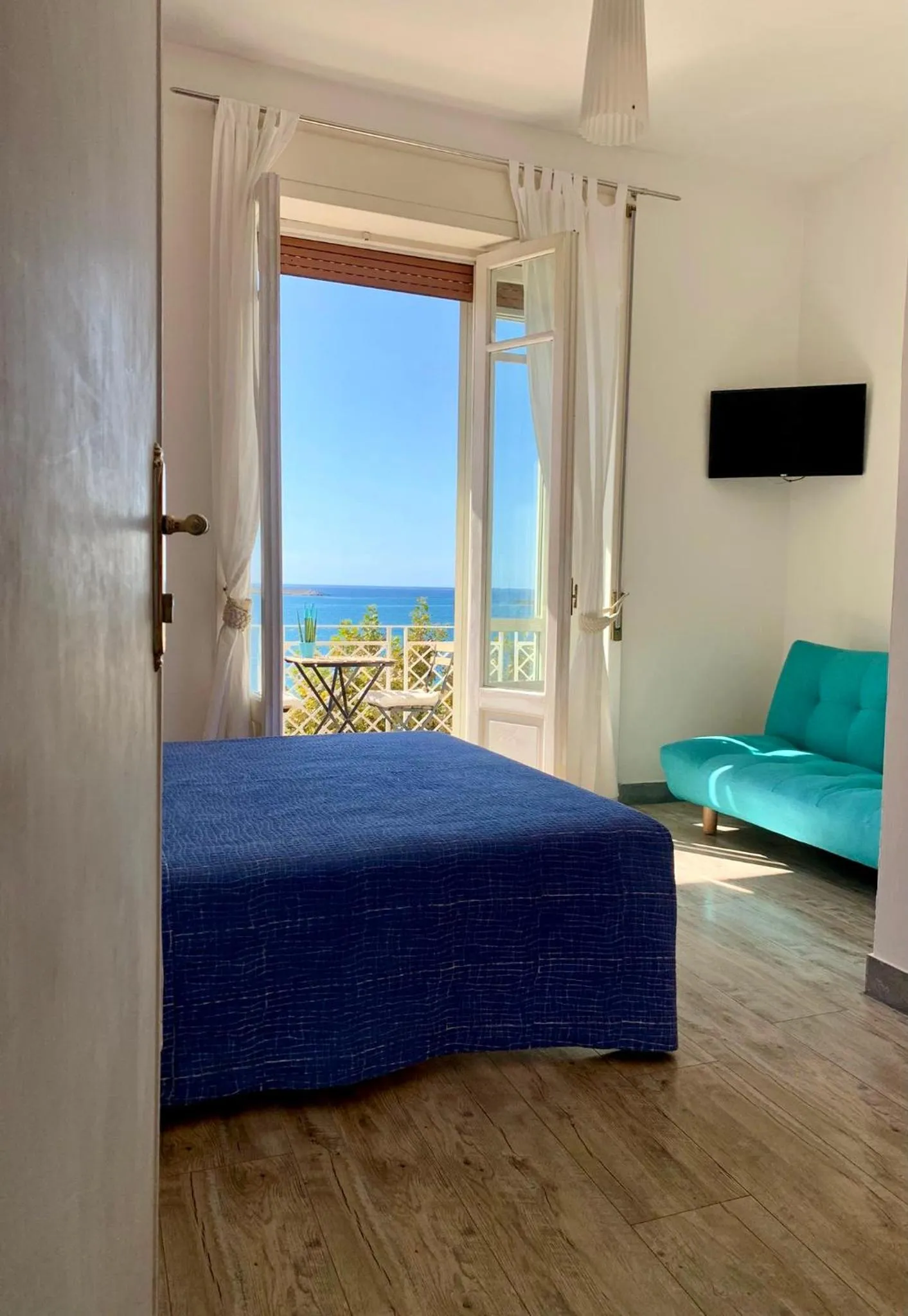 Bedroom, Bed in Mare Blu