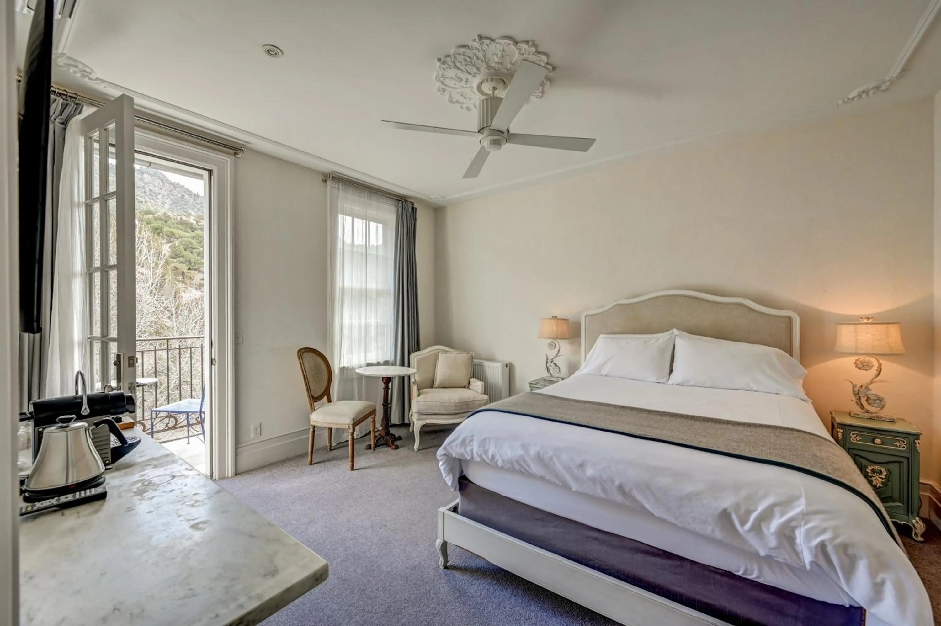 Photo of the whole room, Bed in Surf Hotel & Chateau