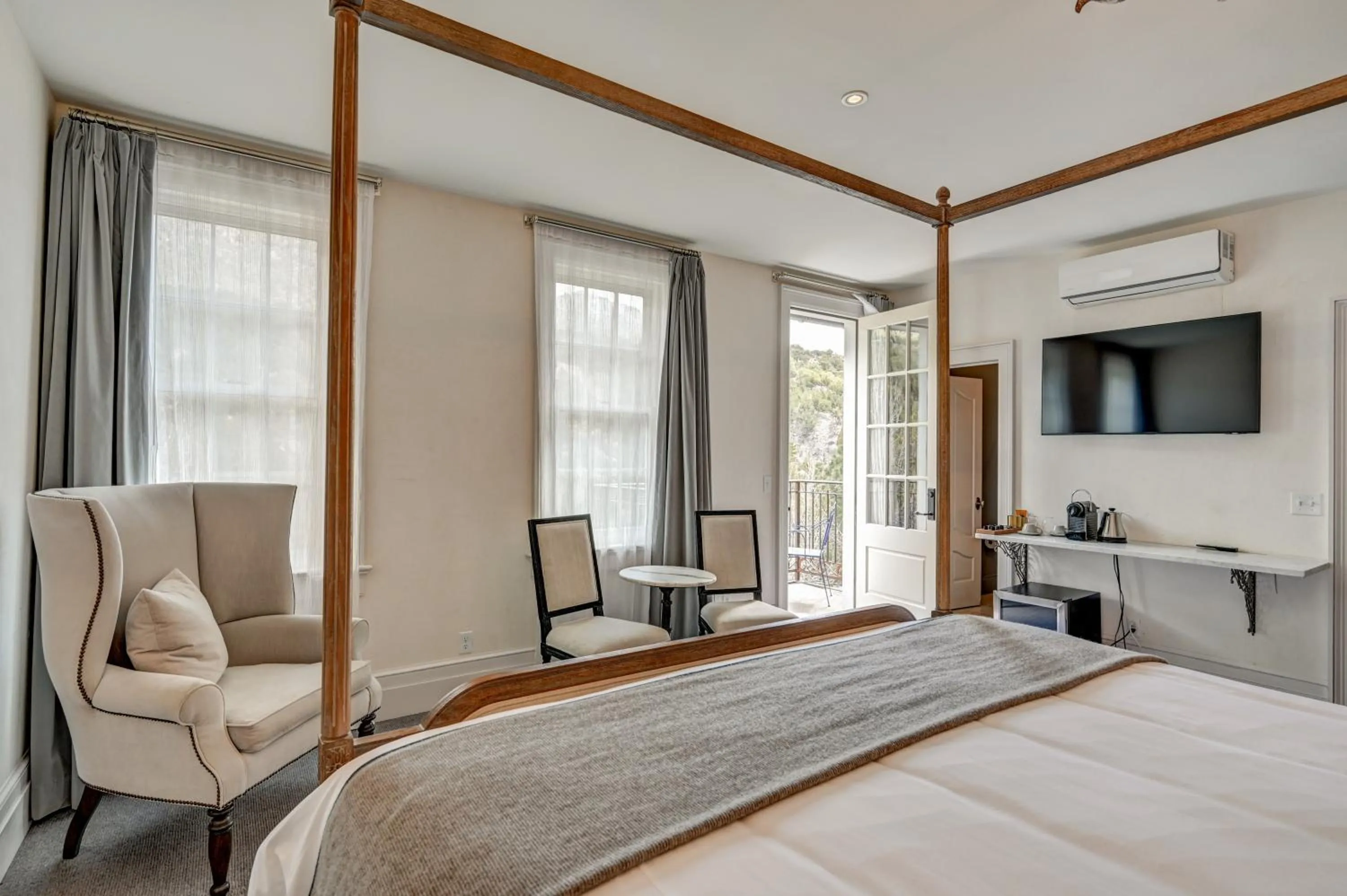 Photo of the whole room, Bed in Surf Hotel & Chateau