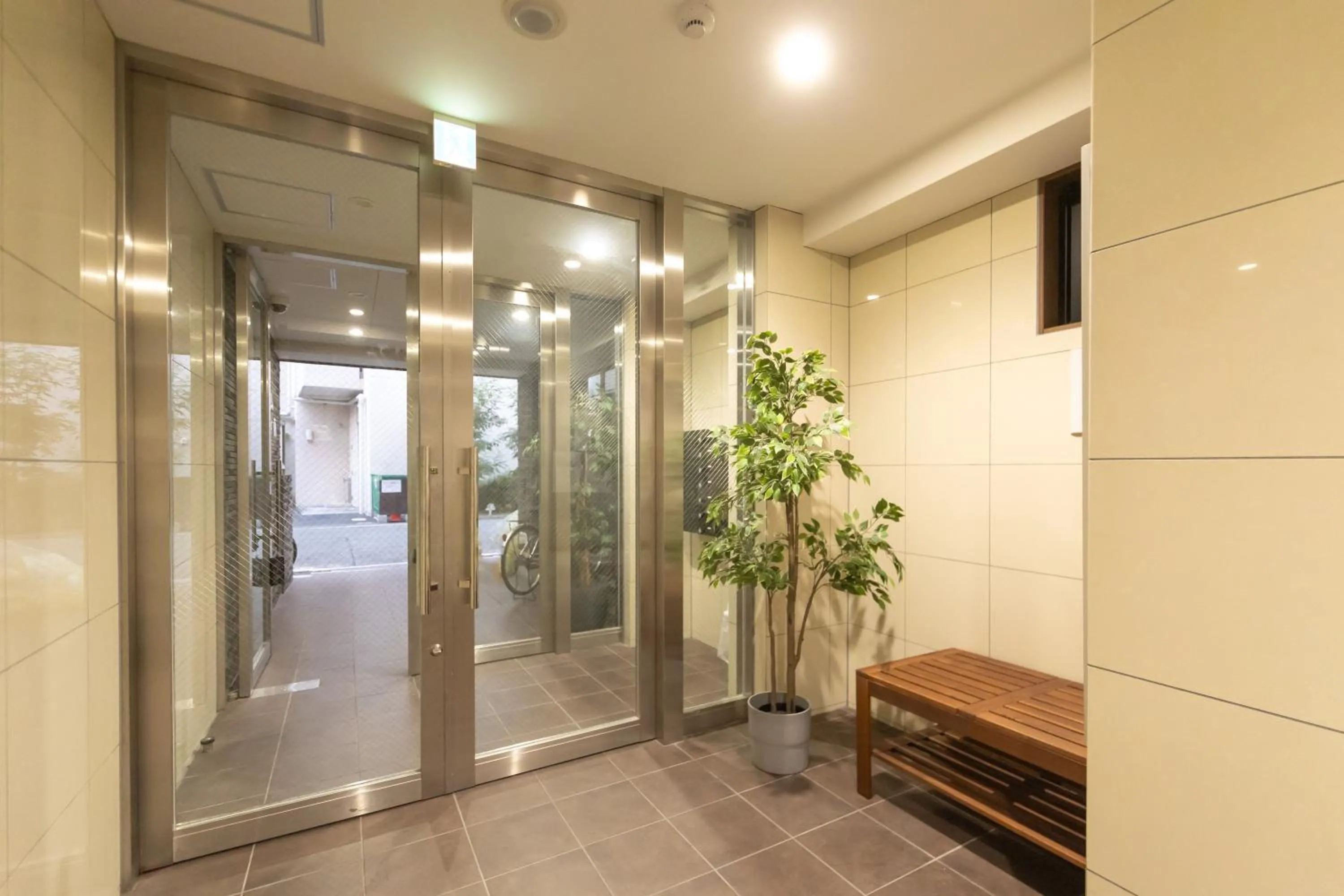 Lobby or reception in The Premium Namba Minami ザ・プレミアム難波南 - Self Check-In Only