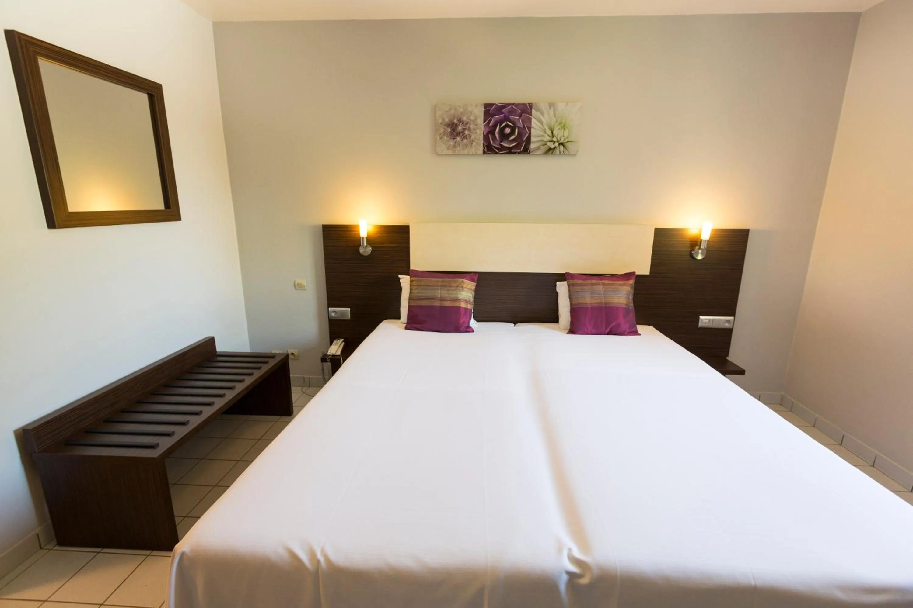 Photo of the whole room, Bed in Hotel Atlantis