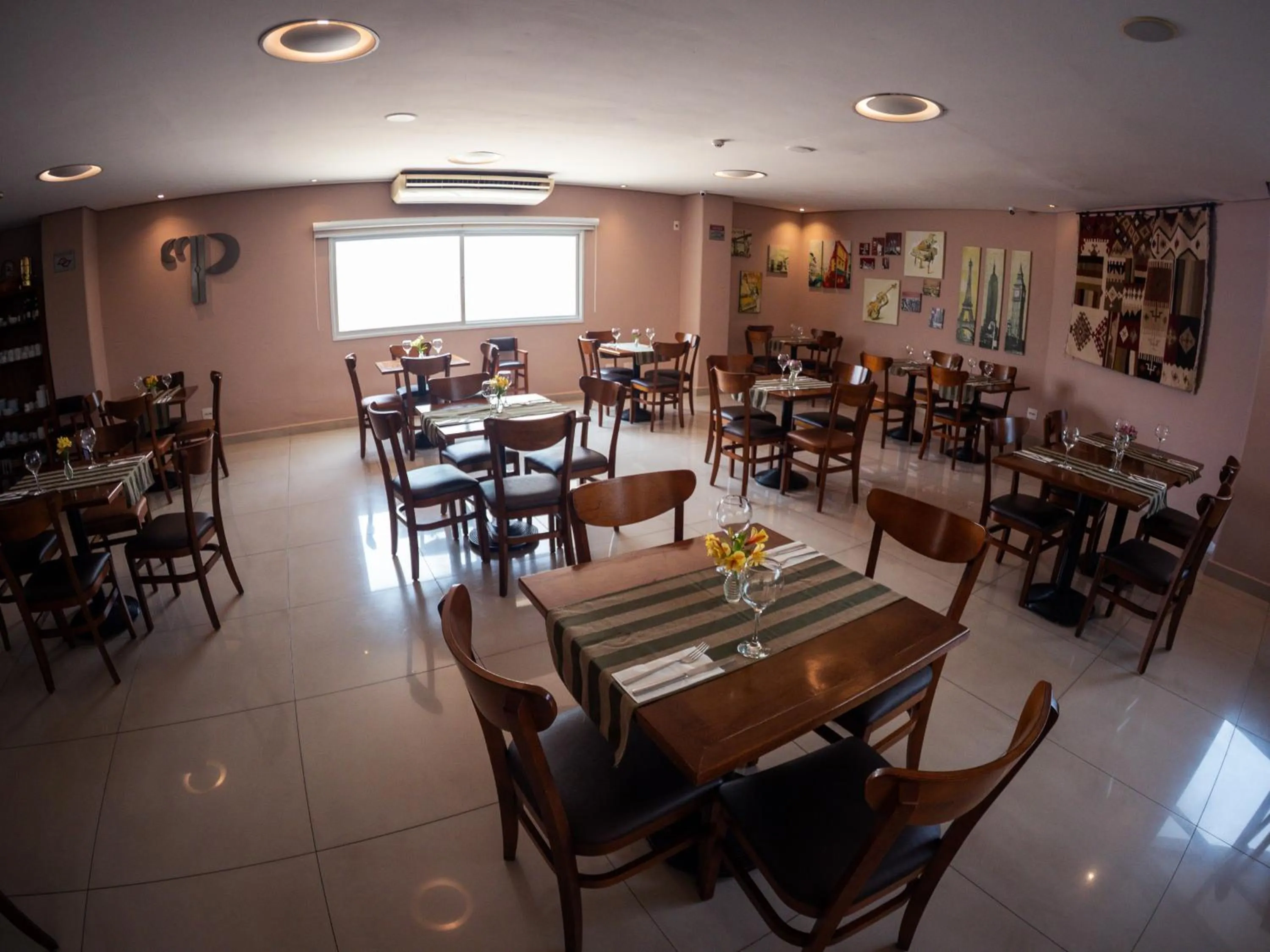 Restaurant/places to eat in Ipe Center Hotel