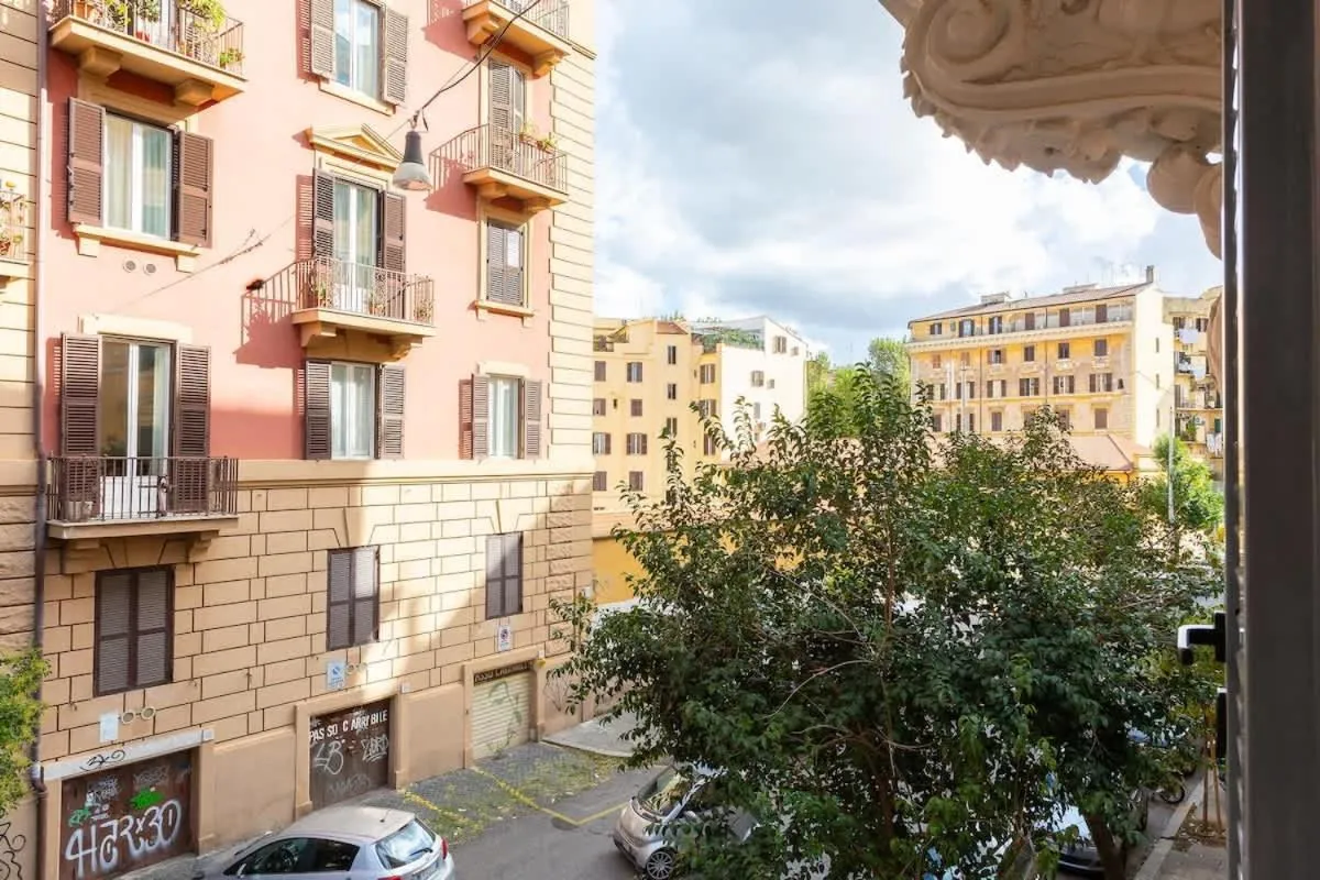 Colosseum Holidays - Three-Bedroom Apartment
