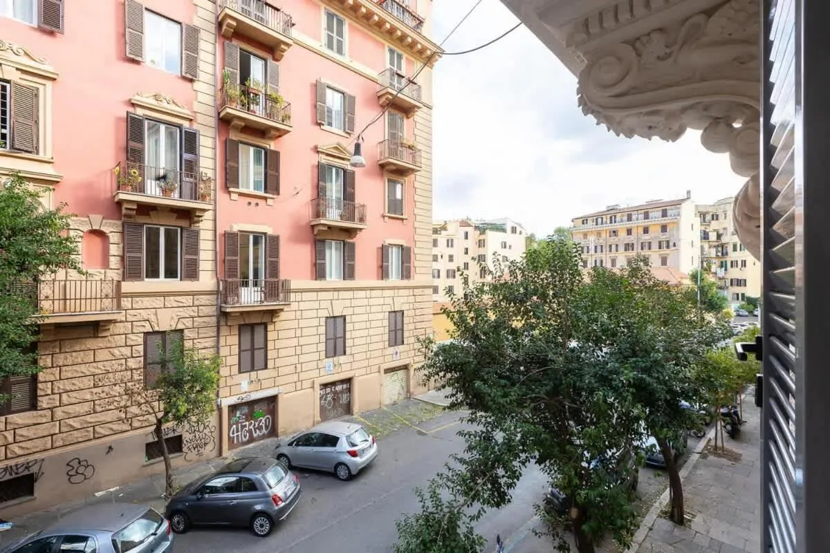 Colosseum Holidays - Three-Bedroom Apartment