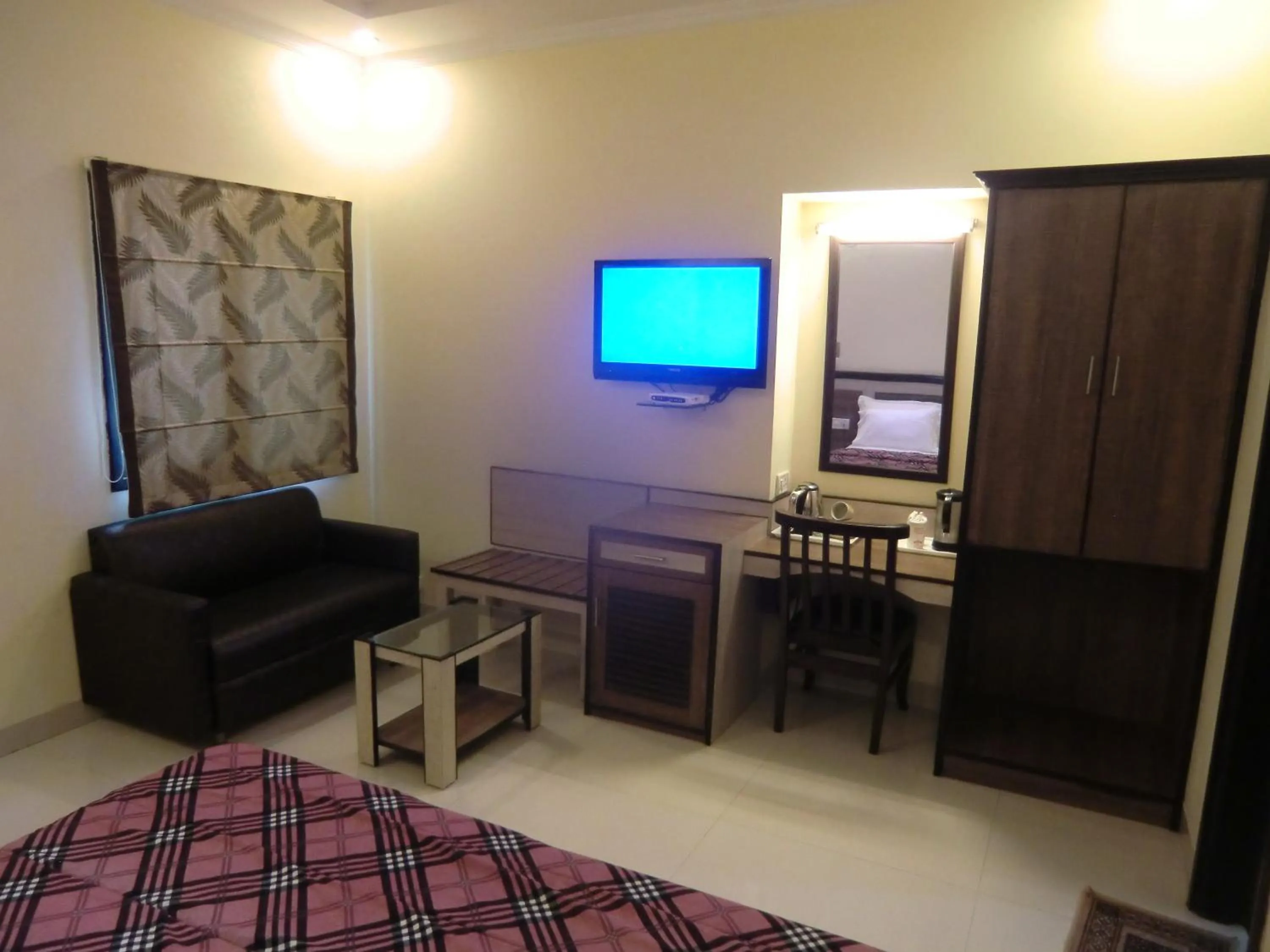Photo of the whole room, Bed in Sarovar Regency