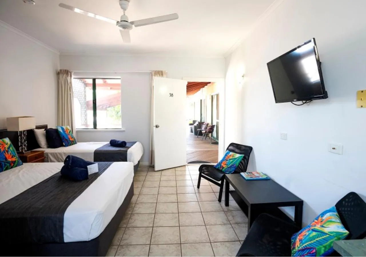 View (from property/room), Bed in Kimberley Croc Motel