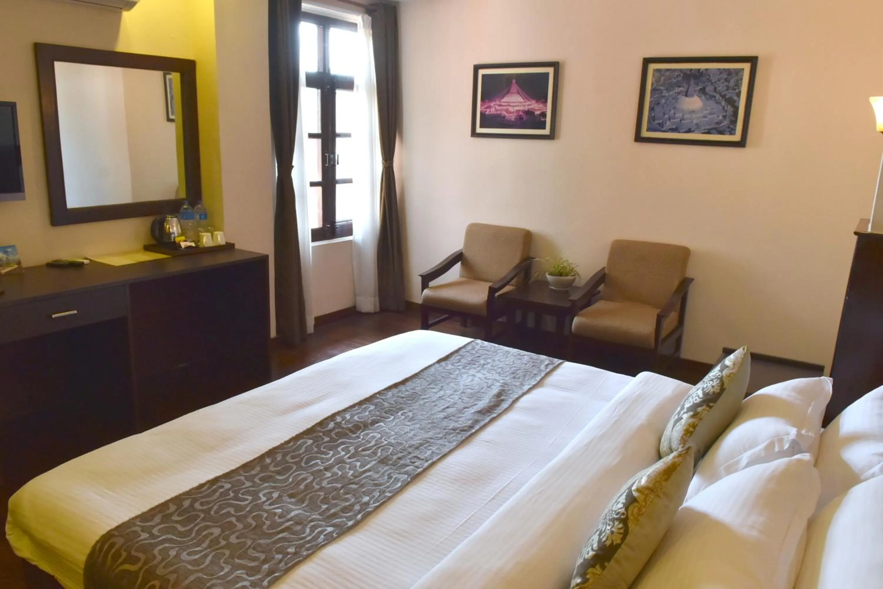 Living room, Bed in Hotel Excelsior